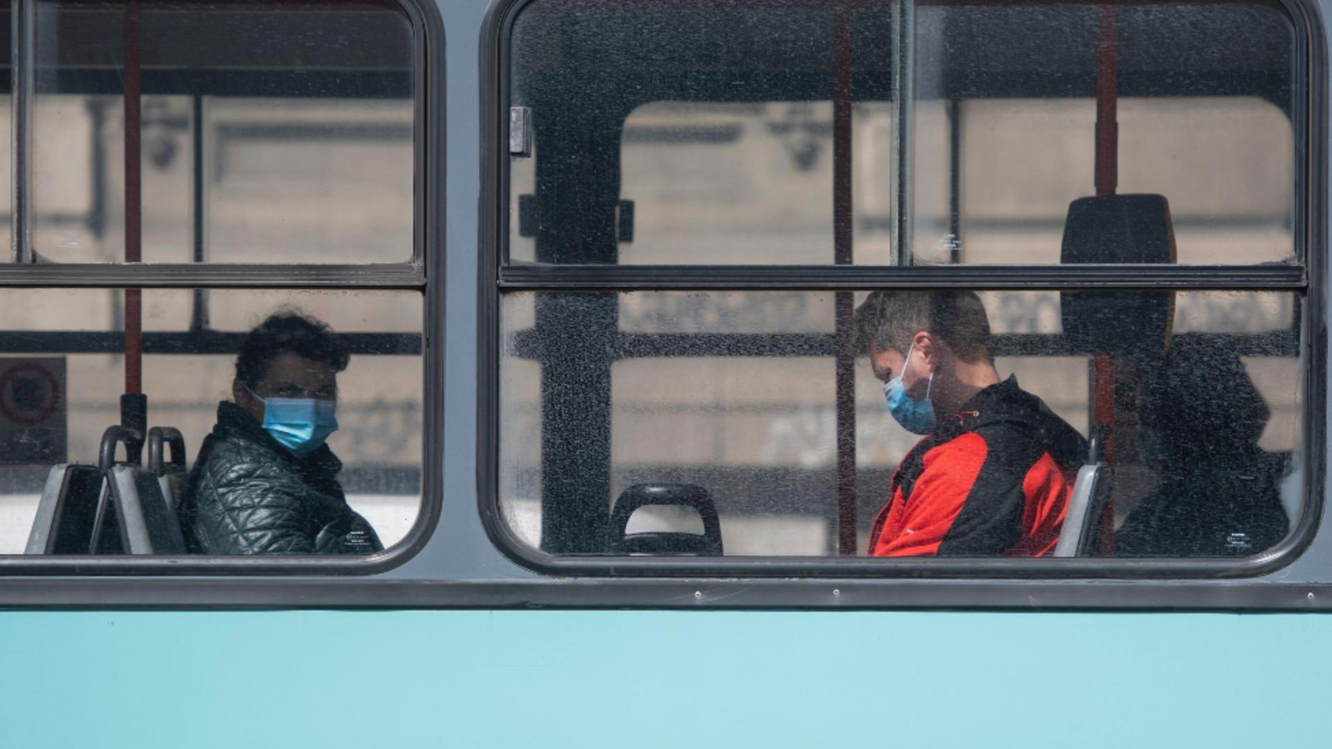 Oameni în autobuz, în Capitală / Profimedia