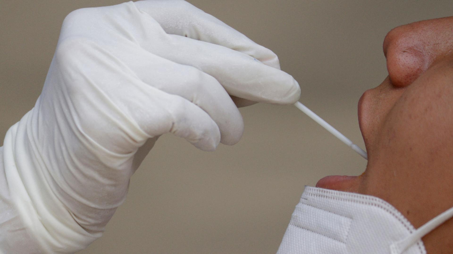 Nevaccinații ar putea fi testați gratuit 45 sau 60 de zile. Foto: Profi Media