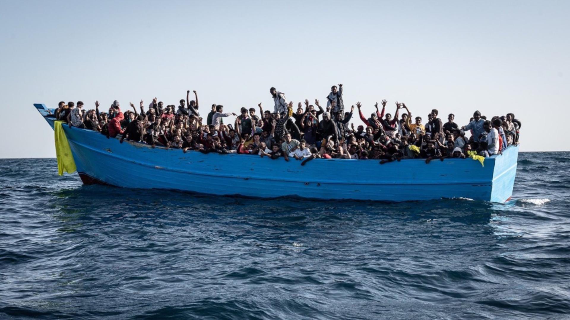 Navă umanitară a organizaţiei nonprofit germane Sea Eye cu aproximativ 800 de migranți la bord