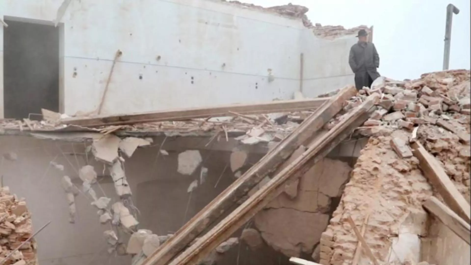 Profesorul protestatar s-a urcat pe clădirea monument pentru a împiedica demolarea acesteia