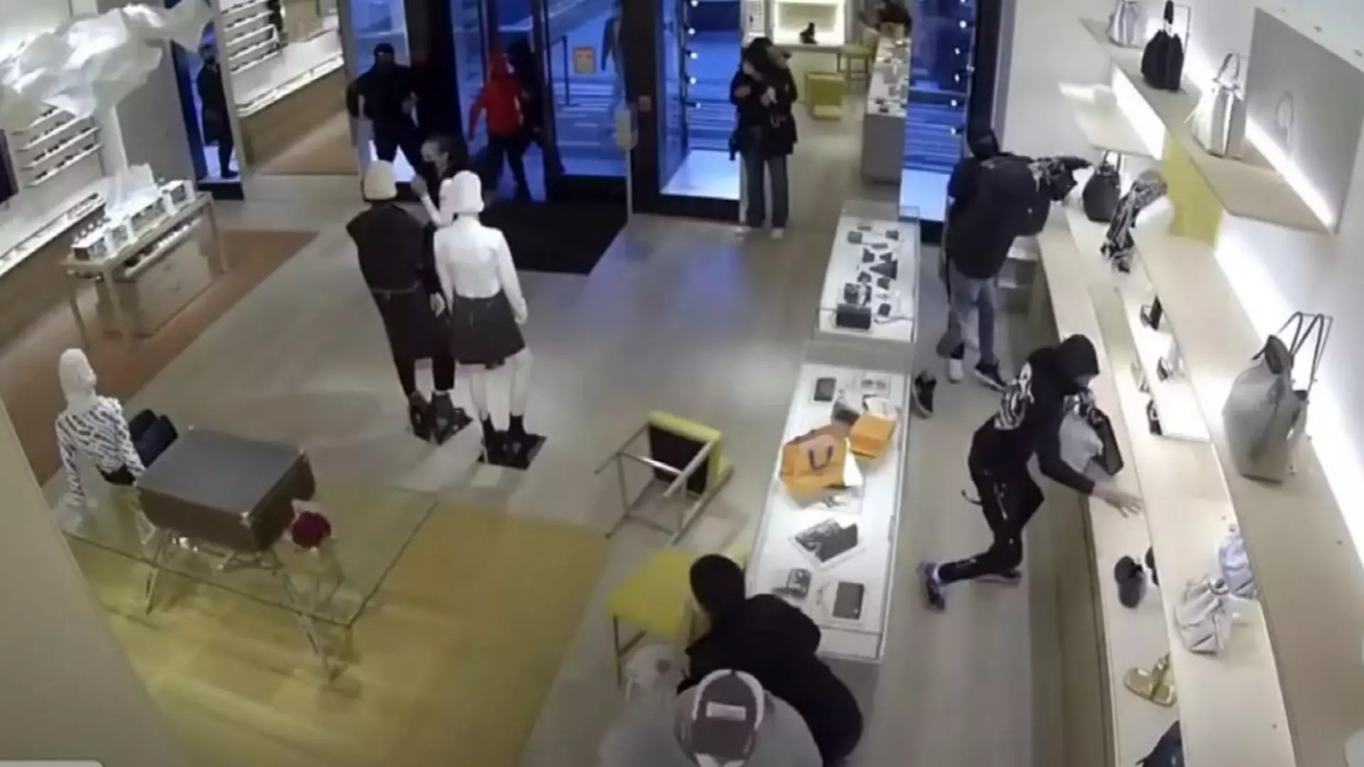Jaf ca în codru, în magazinele de lux din San Francisco. Captură video