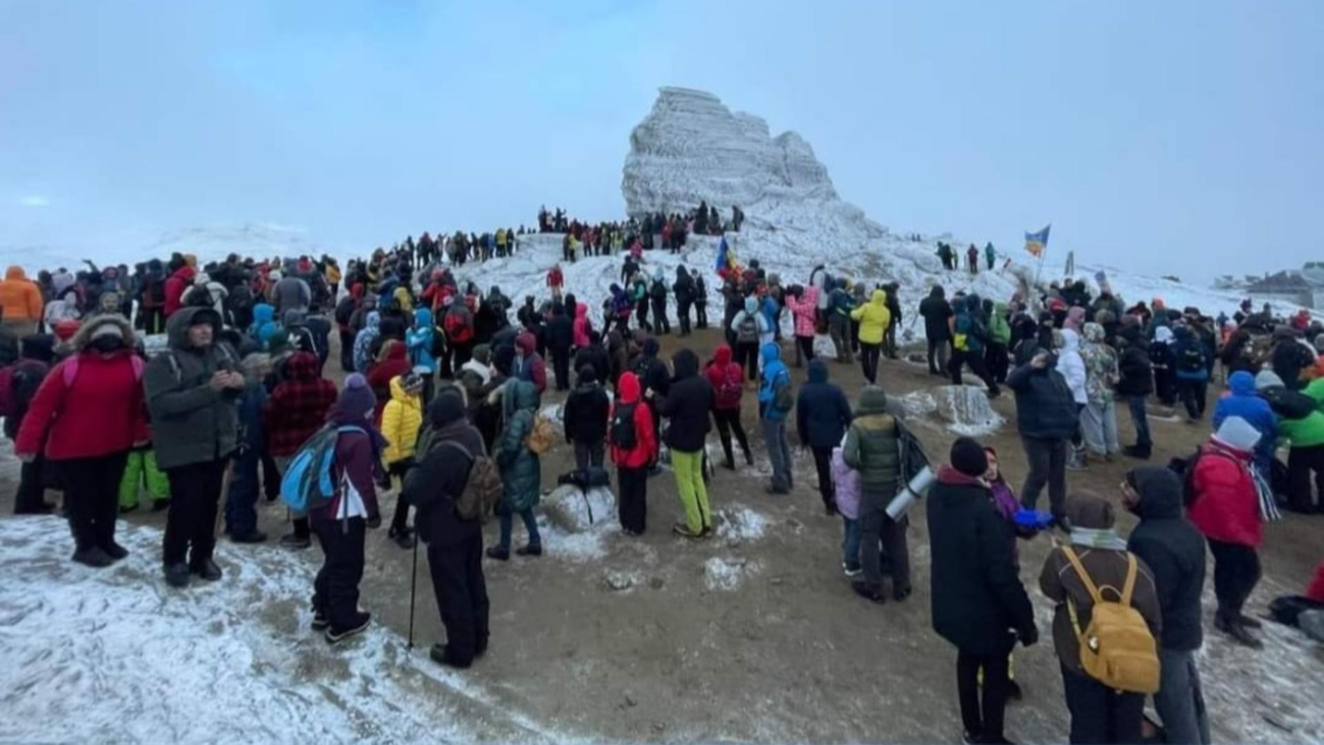 MII de turiști, înghesuiți în Bucegi, la Sfinx, pentru piramida energetică, au chemat Salvamontul