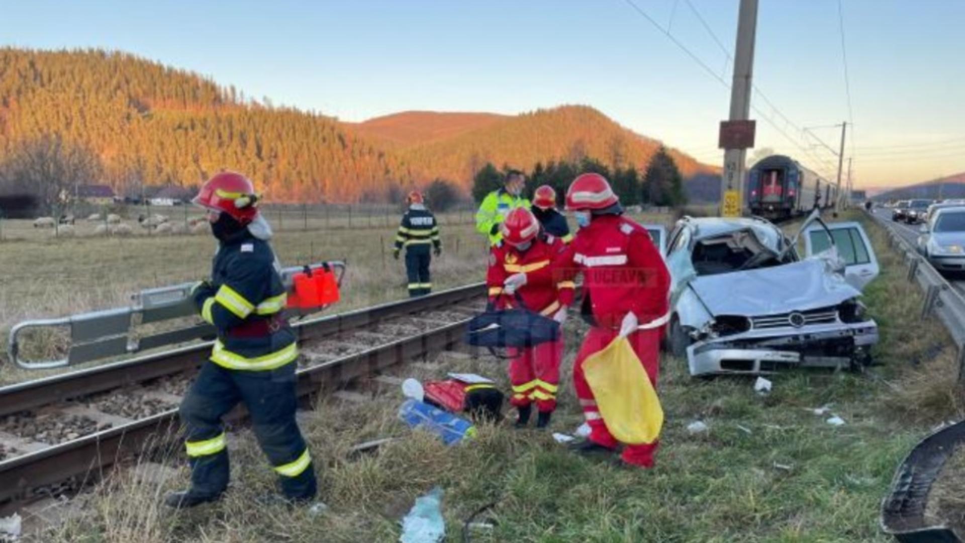 Rămășitele mașinii lovite de tren (foto: Monitorul de Suceava)