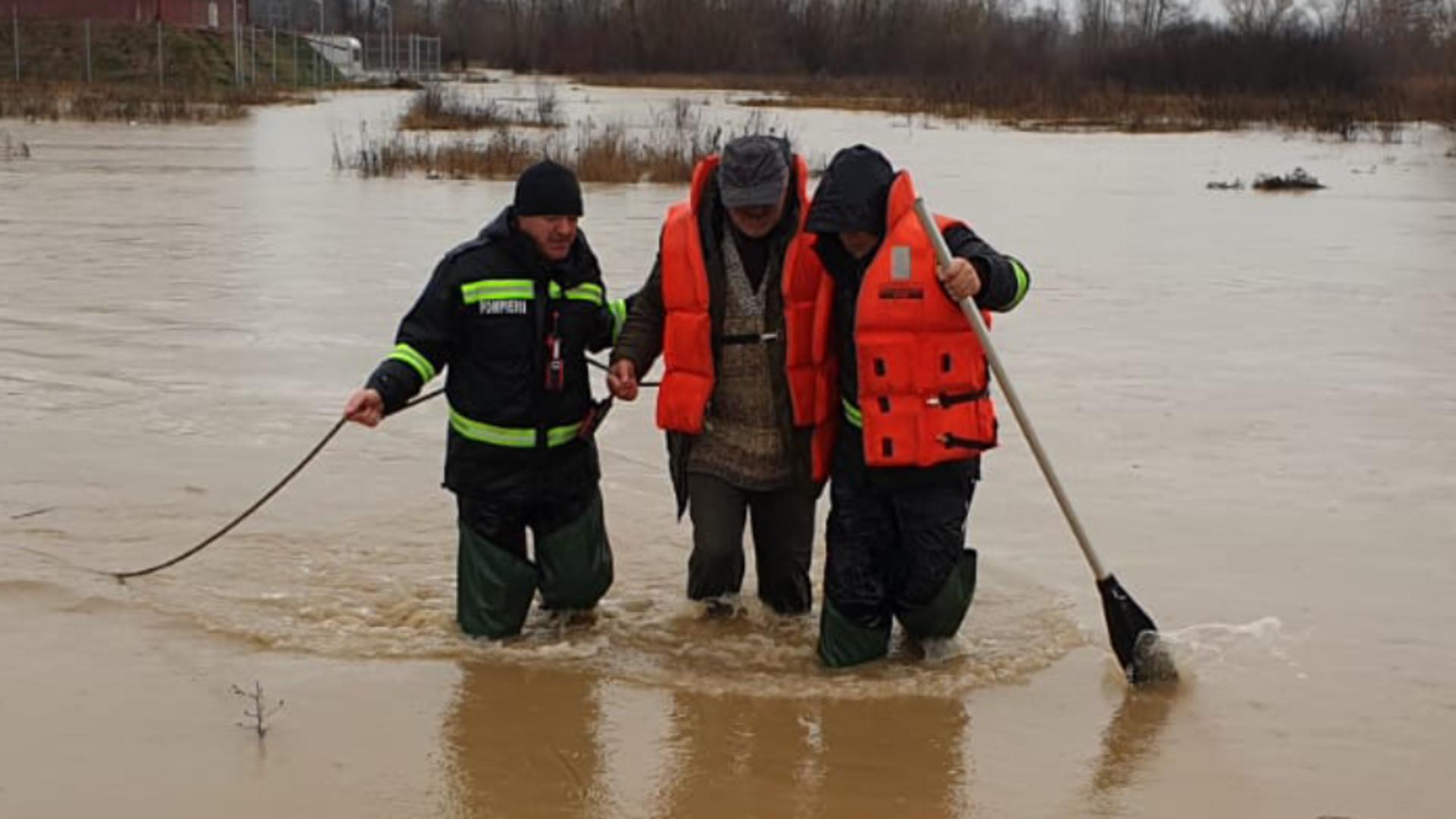 Bărbatul salvat din calea apelor FOTO: ISU Bihor