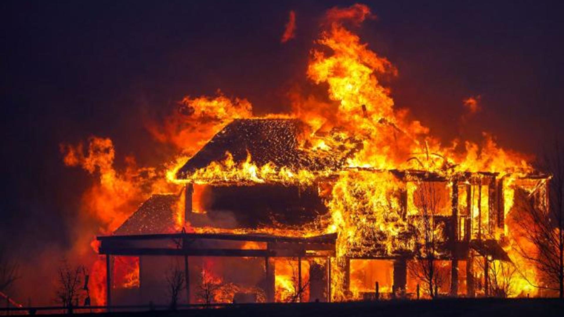 Incendiile fac RAVAGII în SUA de Anul Nou. Cel puțin 30.000 de oameni, EVACUAȚI 