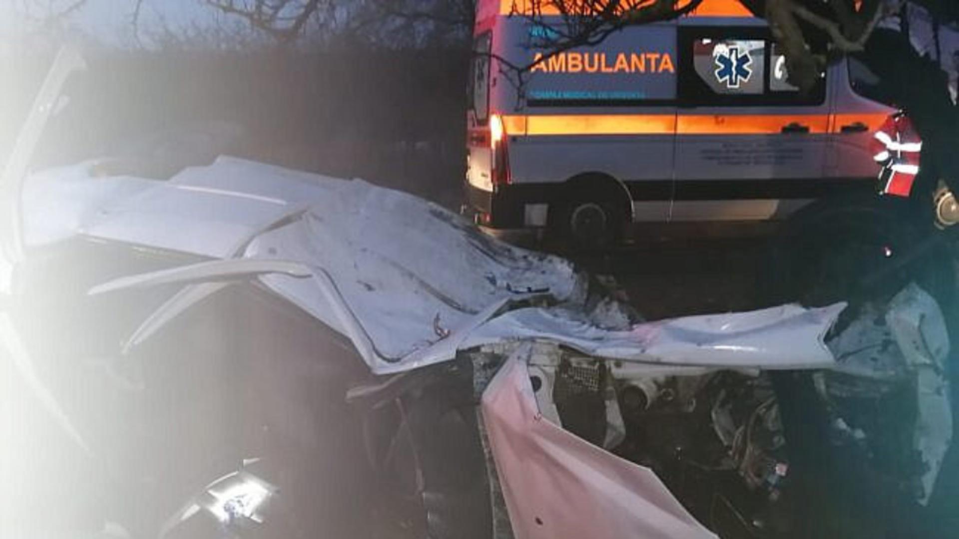 IMPACT violent în Suceava cu o ambulanță în misiune: O femeie a murit și o altă persoană a ajuns la spital