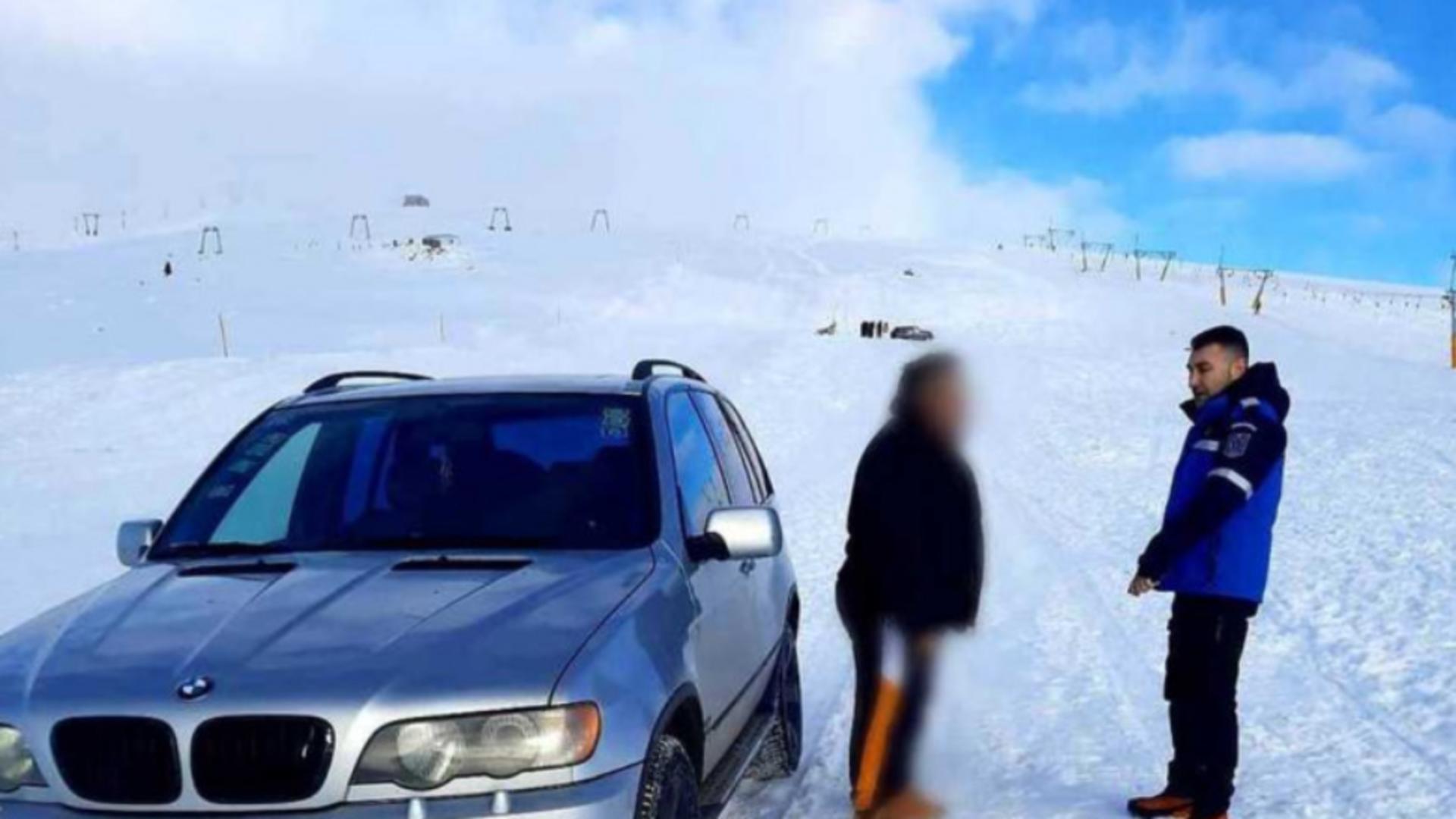 Au rămas blocați în zăpadă cu SUV-urile și au primit o amendă usturătoare