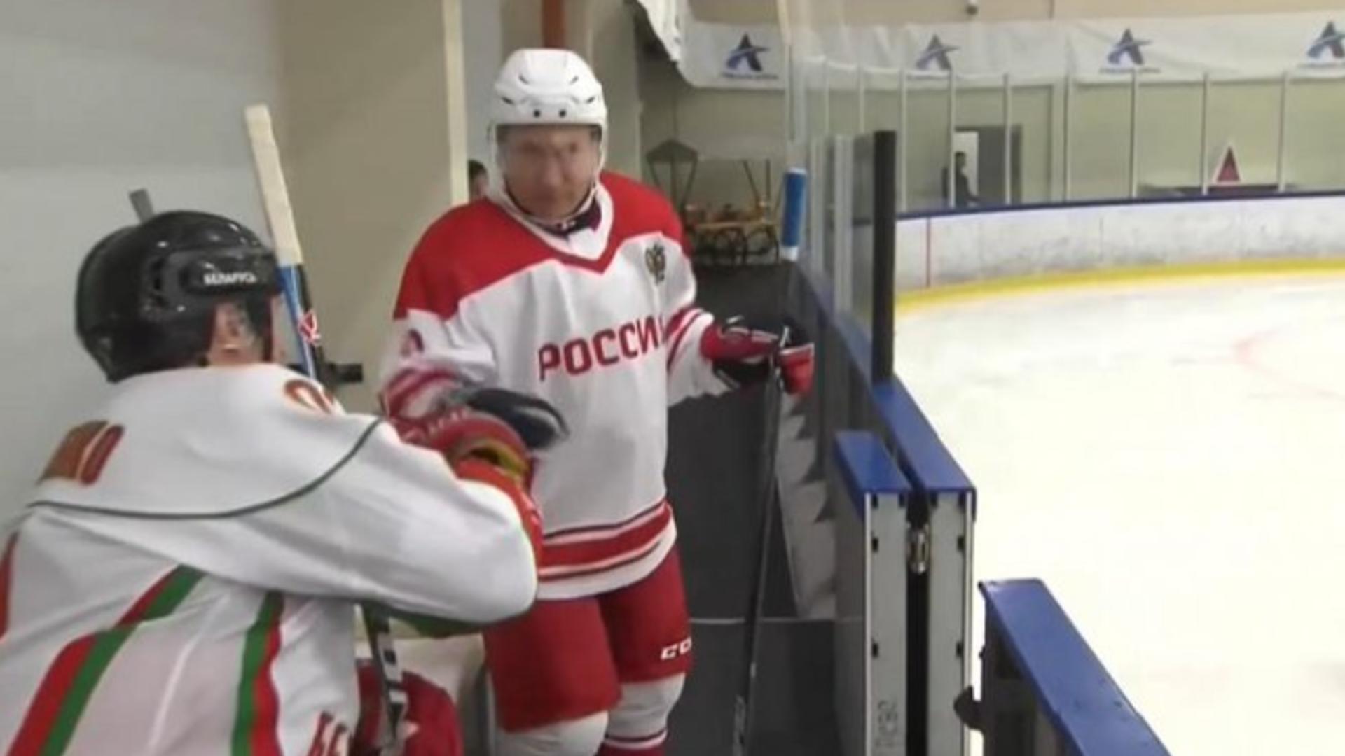 Doi dintre dictatorii lumii, pe gheață, într-un meci de hochei: Putin și Lukașenko, relaxați 