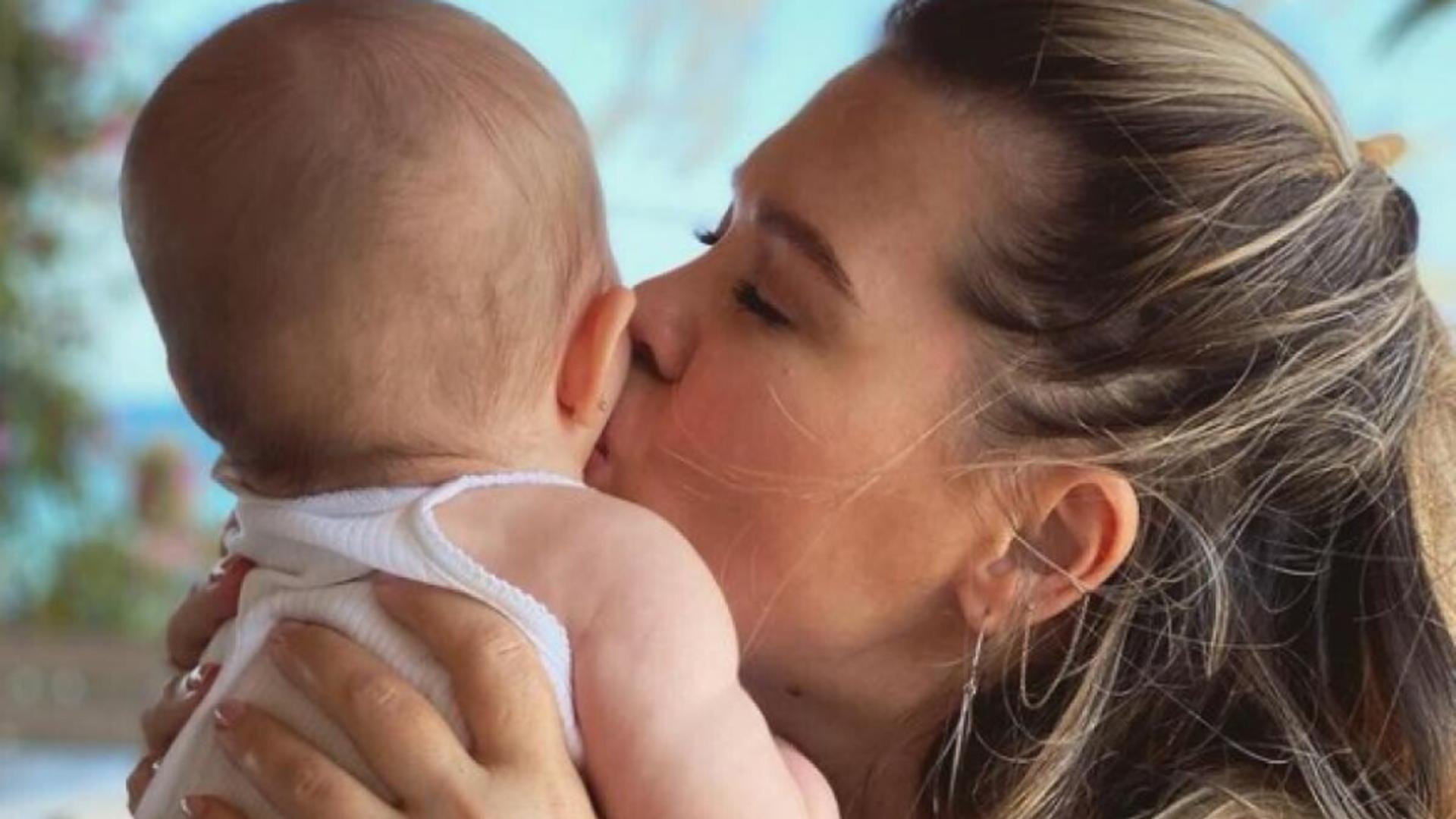 Gina Pistol, primele imagini cu fiica ei mergând în picioare la 10 luni 
