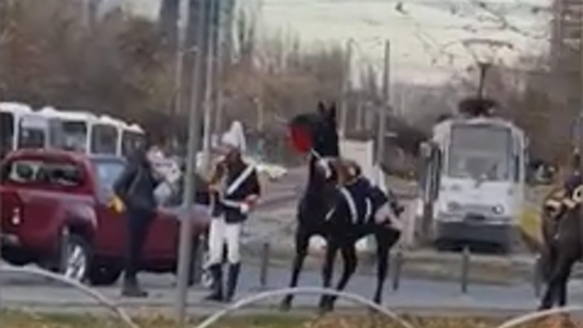 Momentul în care jandarmul cade de pe cal (captură video)