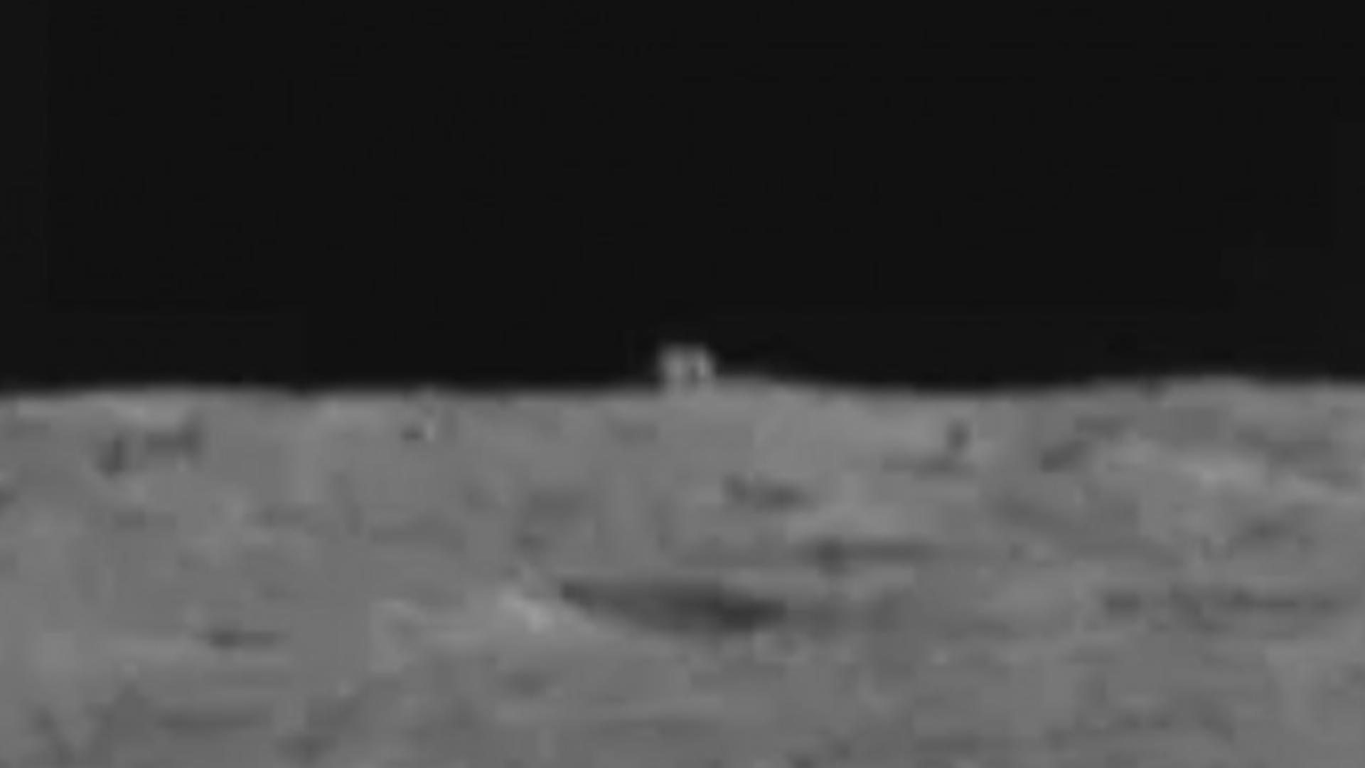 Roverul chinez Yutu 2 a zărit la orizont un obiect ciudat, cu formă cubică FOTO: CNSA/Our Space
