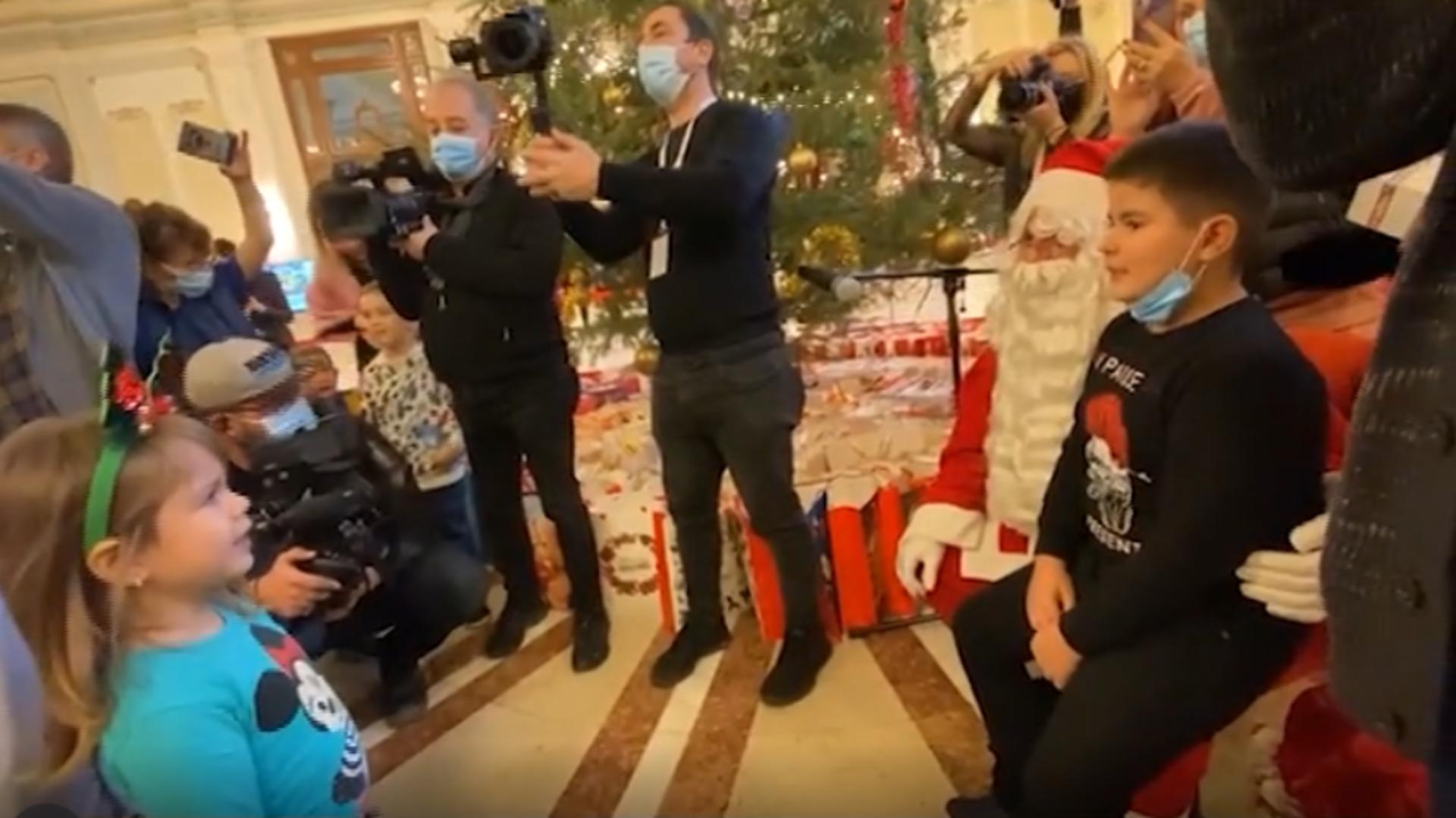 Moș Crăciun a venit la Senat / Captură video