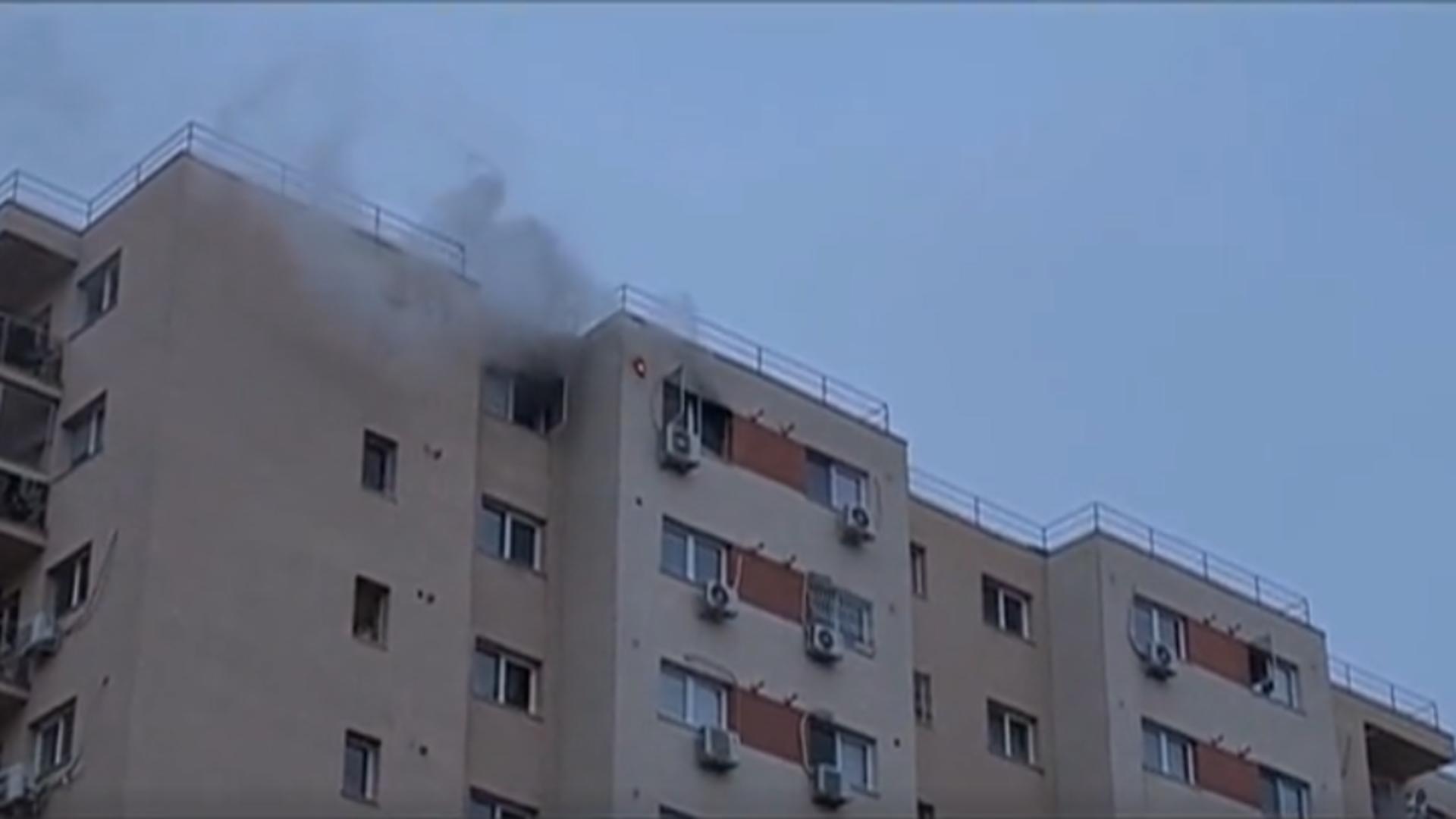 Apartament în flăcări, în Capitală / Captură video
