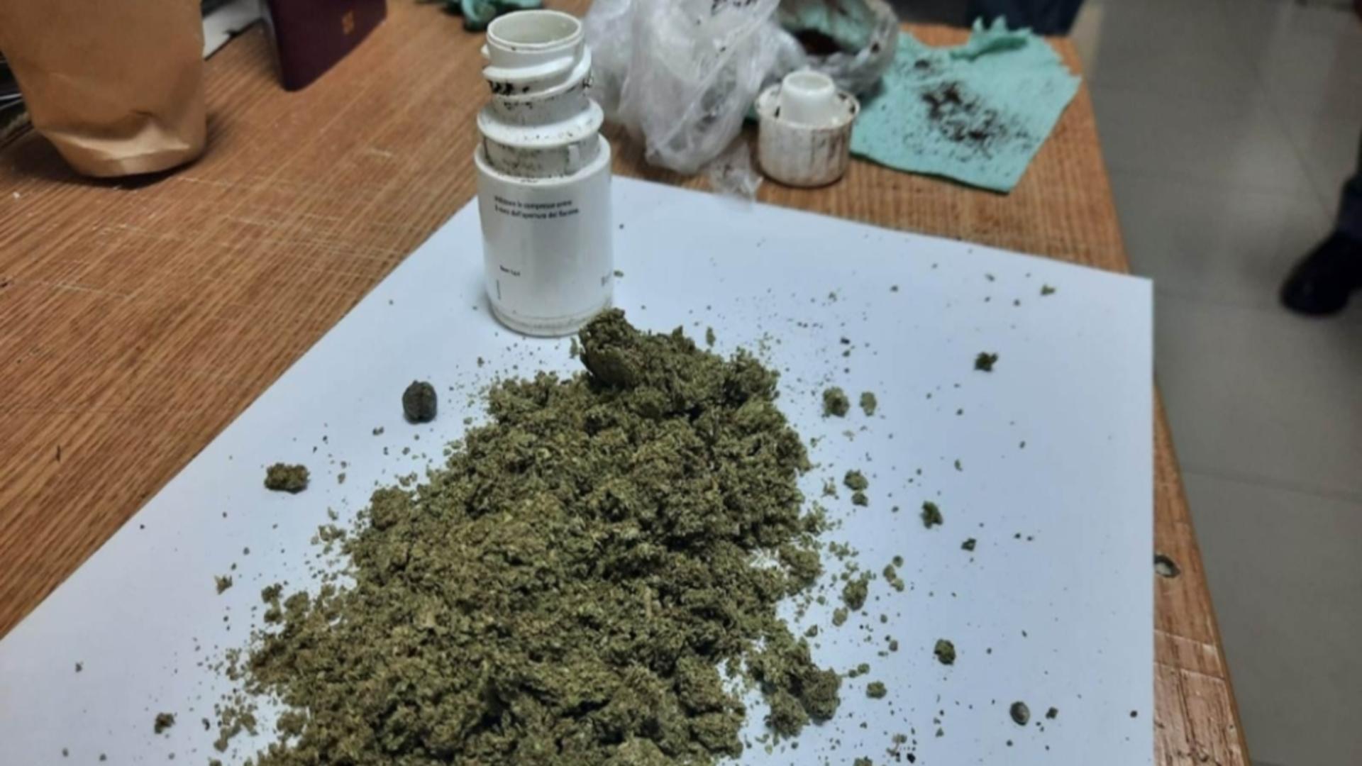 Droguri ascunse într-un flacon de medicamente / Poliția de frontieră