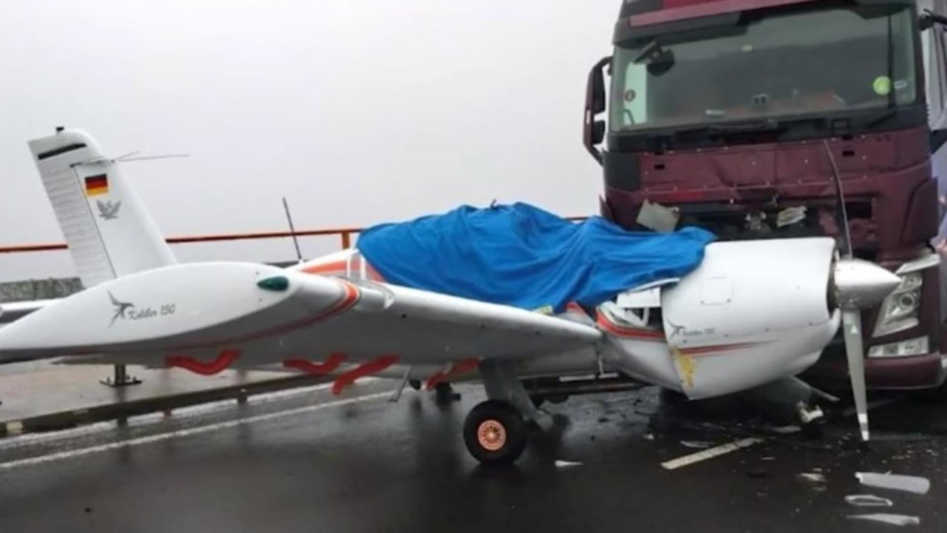Incident șocant, pe o autostradă din Germania: șofer român de TIR, tamponare cu un AVION 