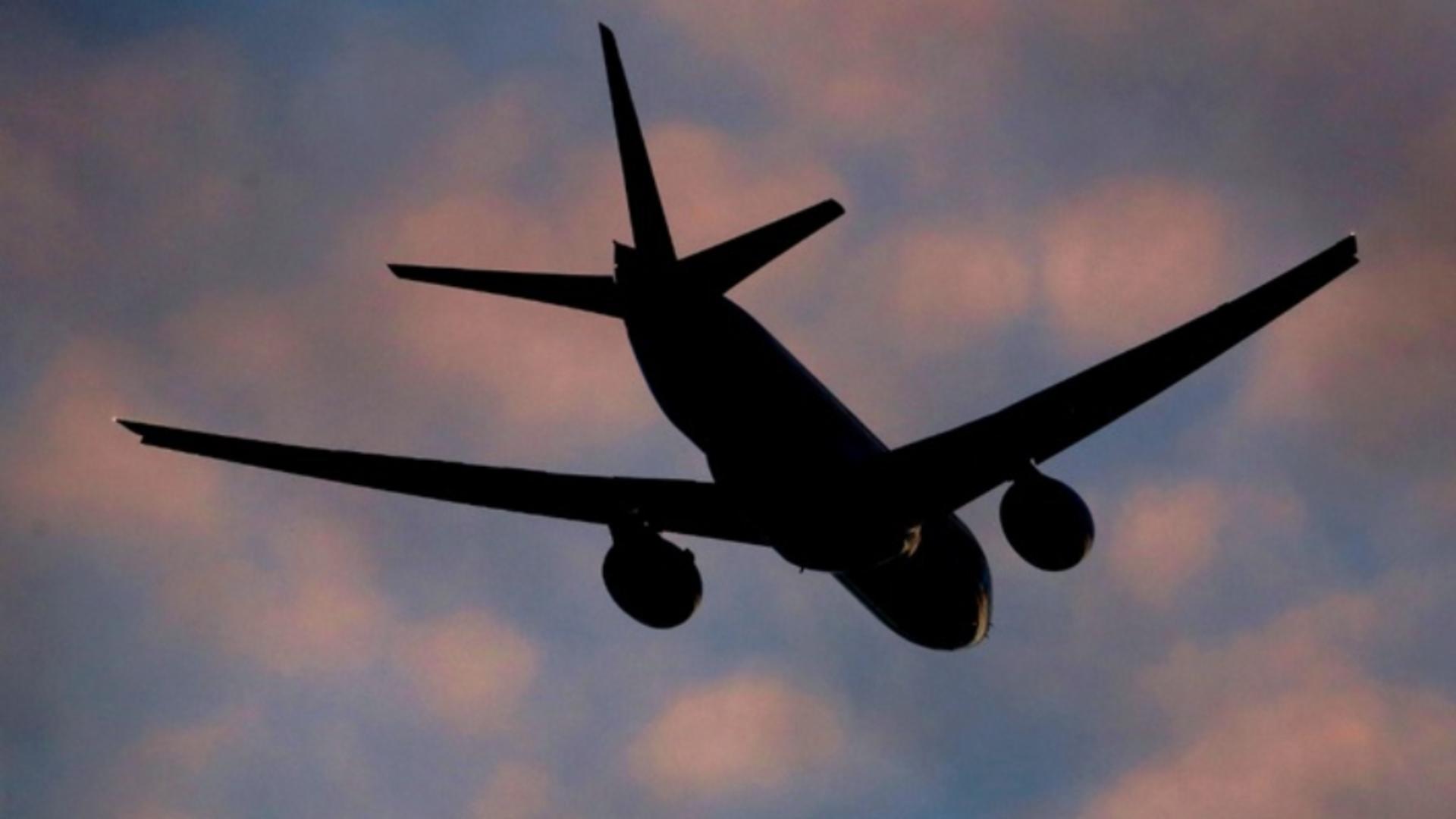 Un avion de pasageri și-a modificat altitudinea din cauza unei aeronave de spionaj