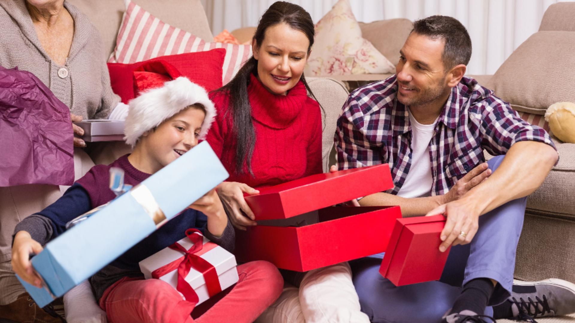 Cadourile sunt dorință, nu necesitate, spun specialiștii. foto/Arhivă