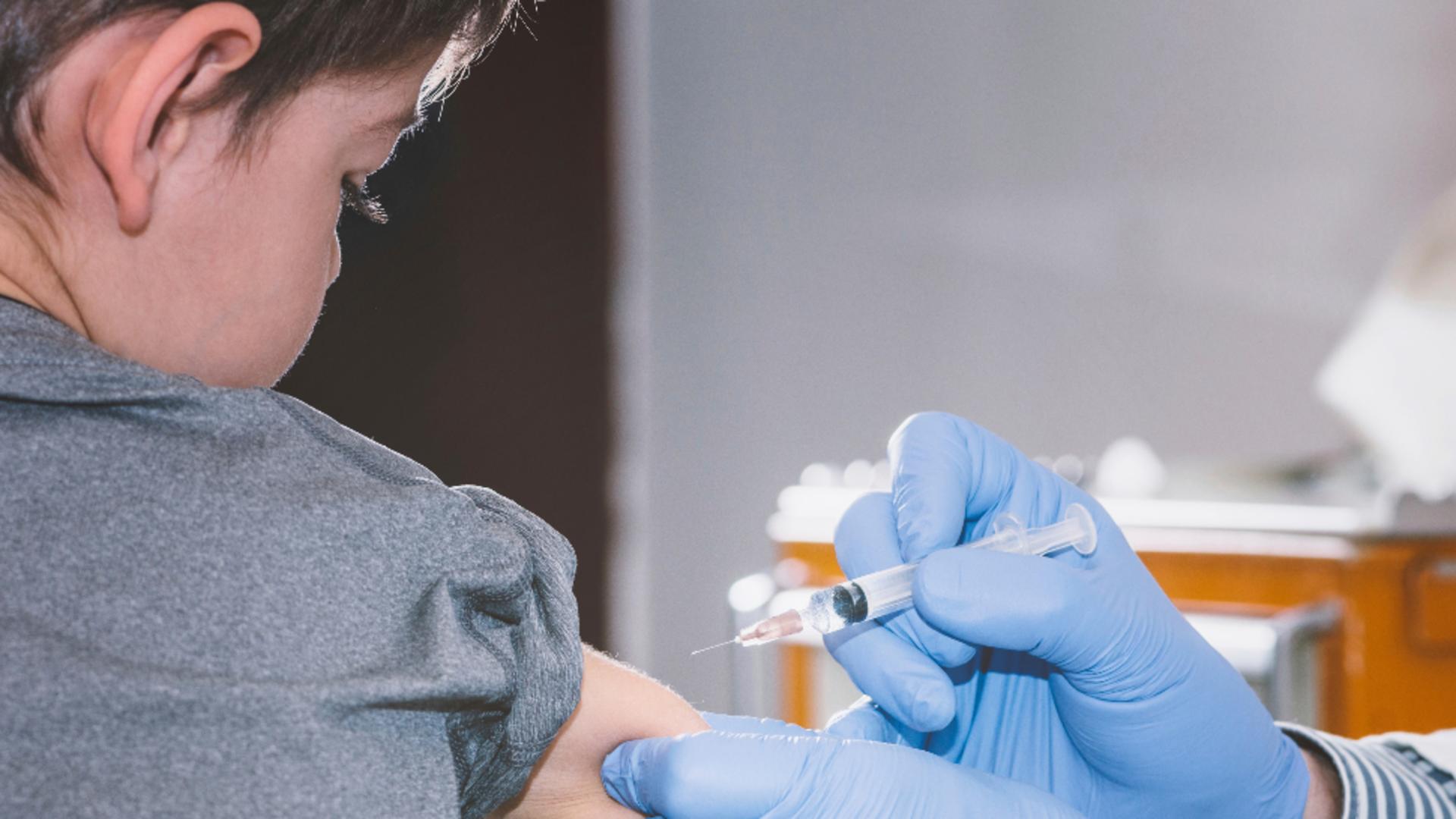 Copii vaccinați cu doză dublă, din greșeală. Foto/Profimedia