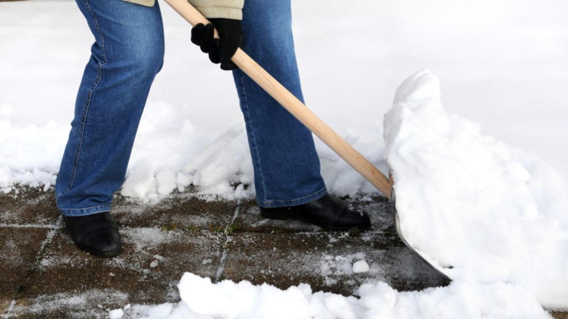 De ce curățarea zăpezii din dreptul casei este o activitate riscantă pentru inima ta
