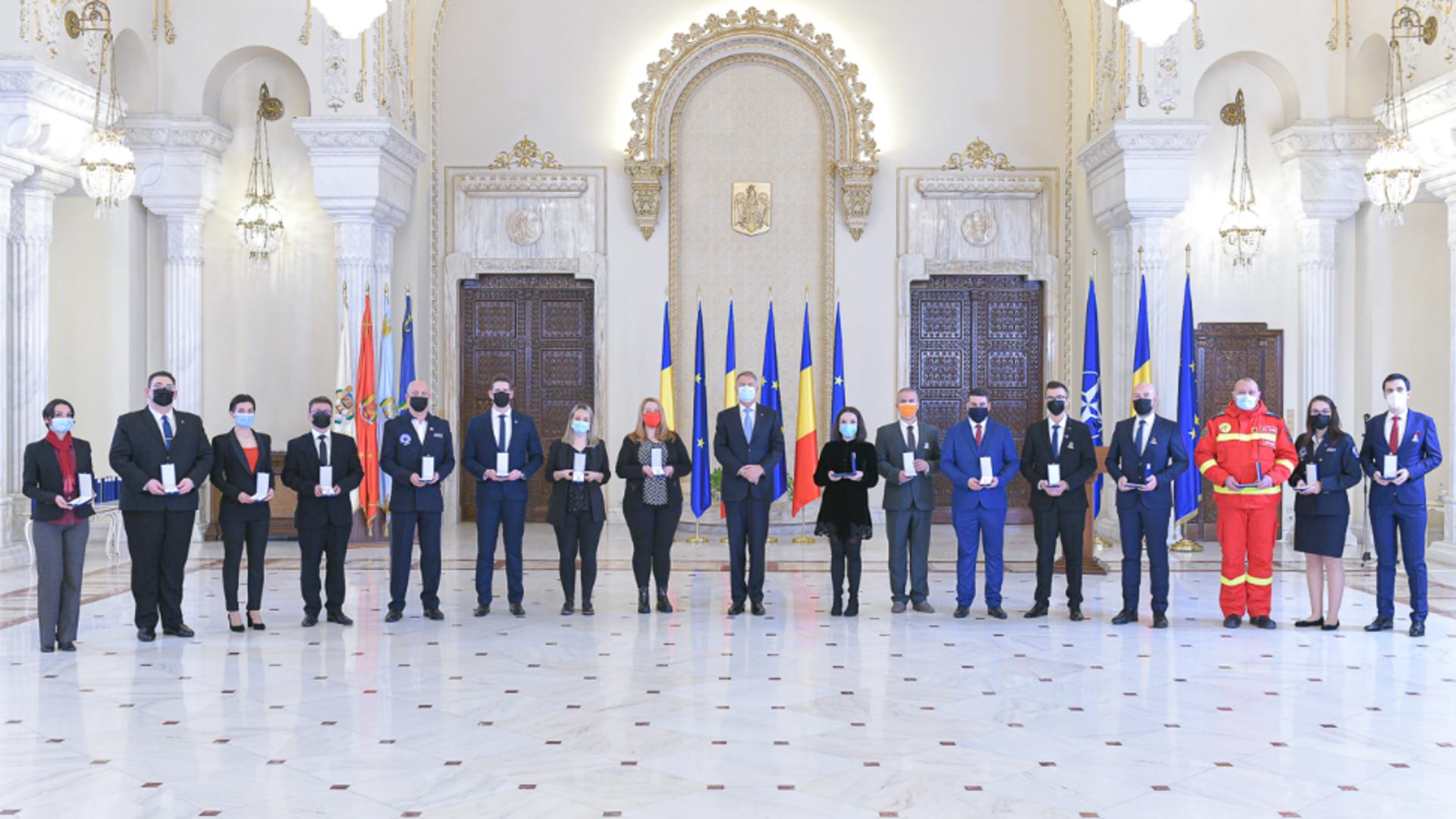 Decorarea voluntarilor din echipele de prim ajutor la Palatul Cotroceni Foto: presidency.ro