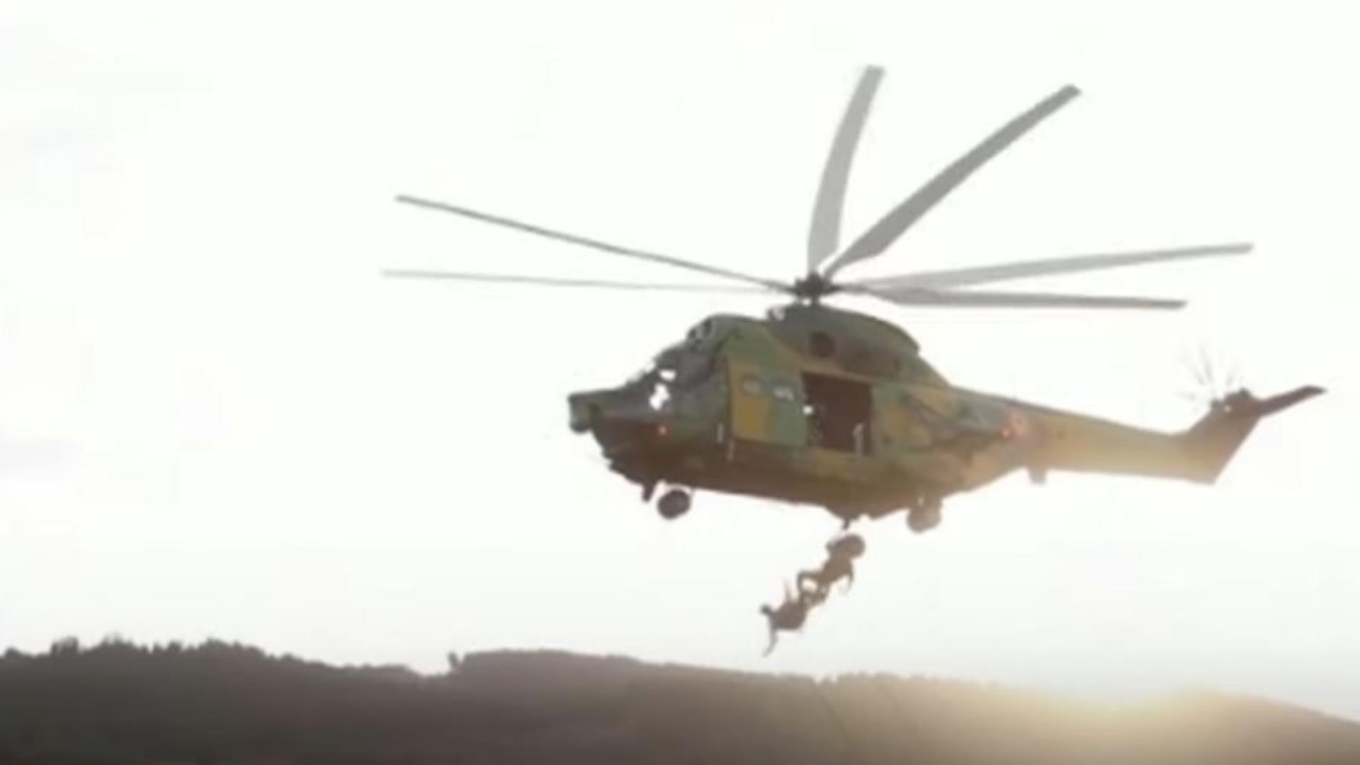 Un elicopter al armatei a rămas fără motor. Captură video