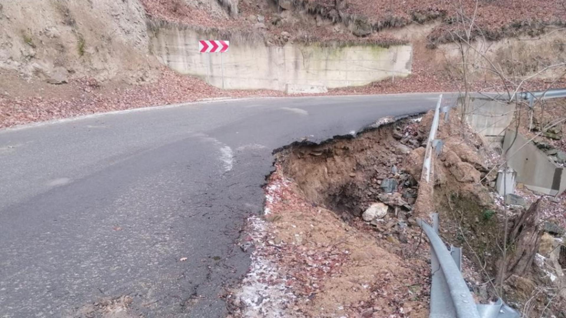 Drum surpat, în județul Sibiu, din cauza ploilor