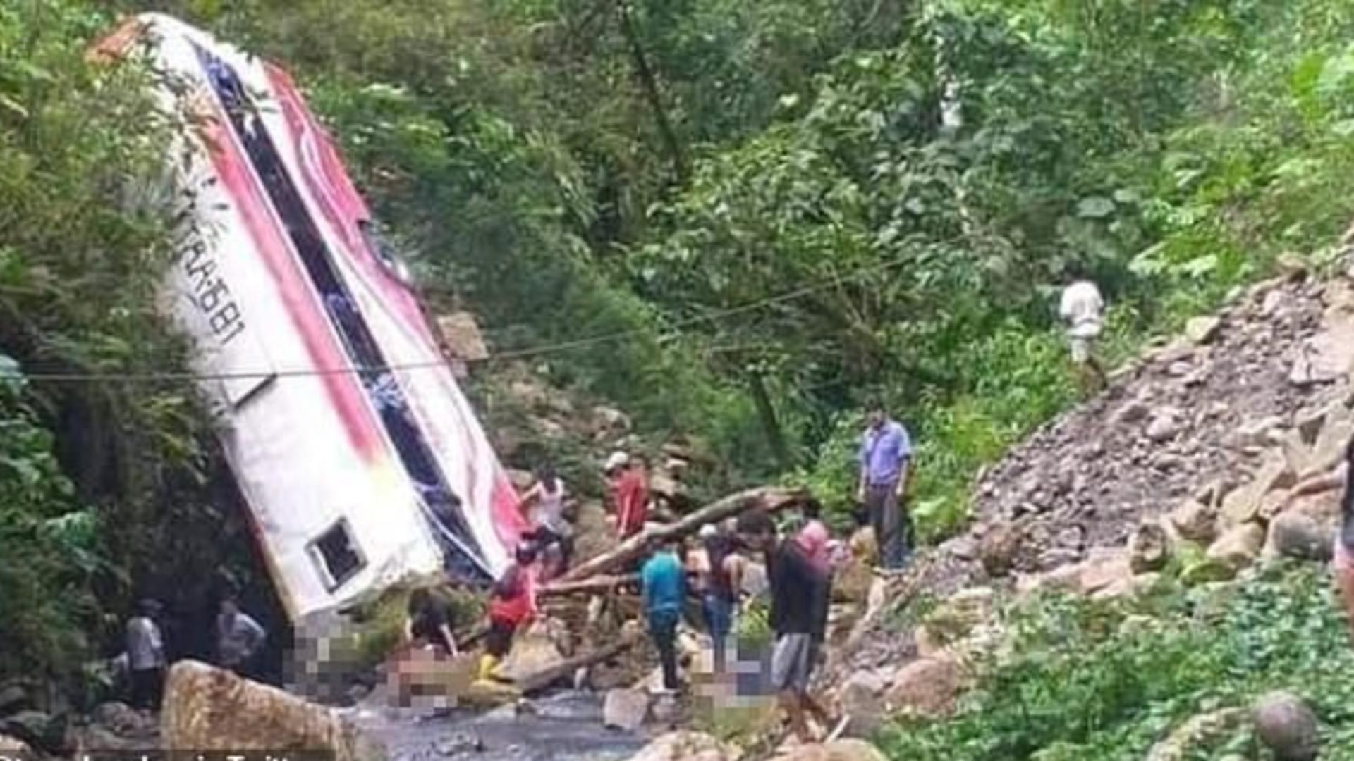 Accident MORTAL în Ecuador - Cel puțin 12 oameni dintr-un autobuz au murit, alți 21 - răniți Foto: Twitter.com