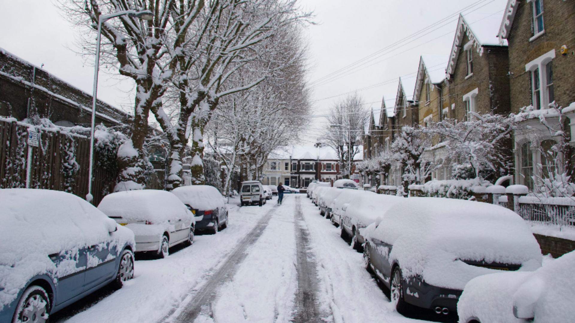 Zăpada și gerul, dușmanii vopselei de pe mașini. Foto/Profimedia