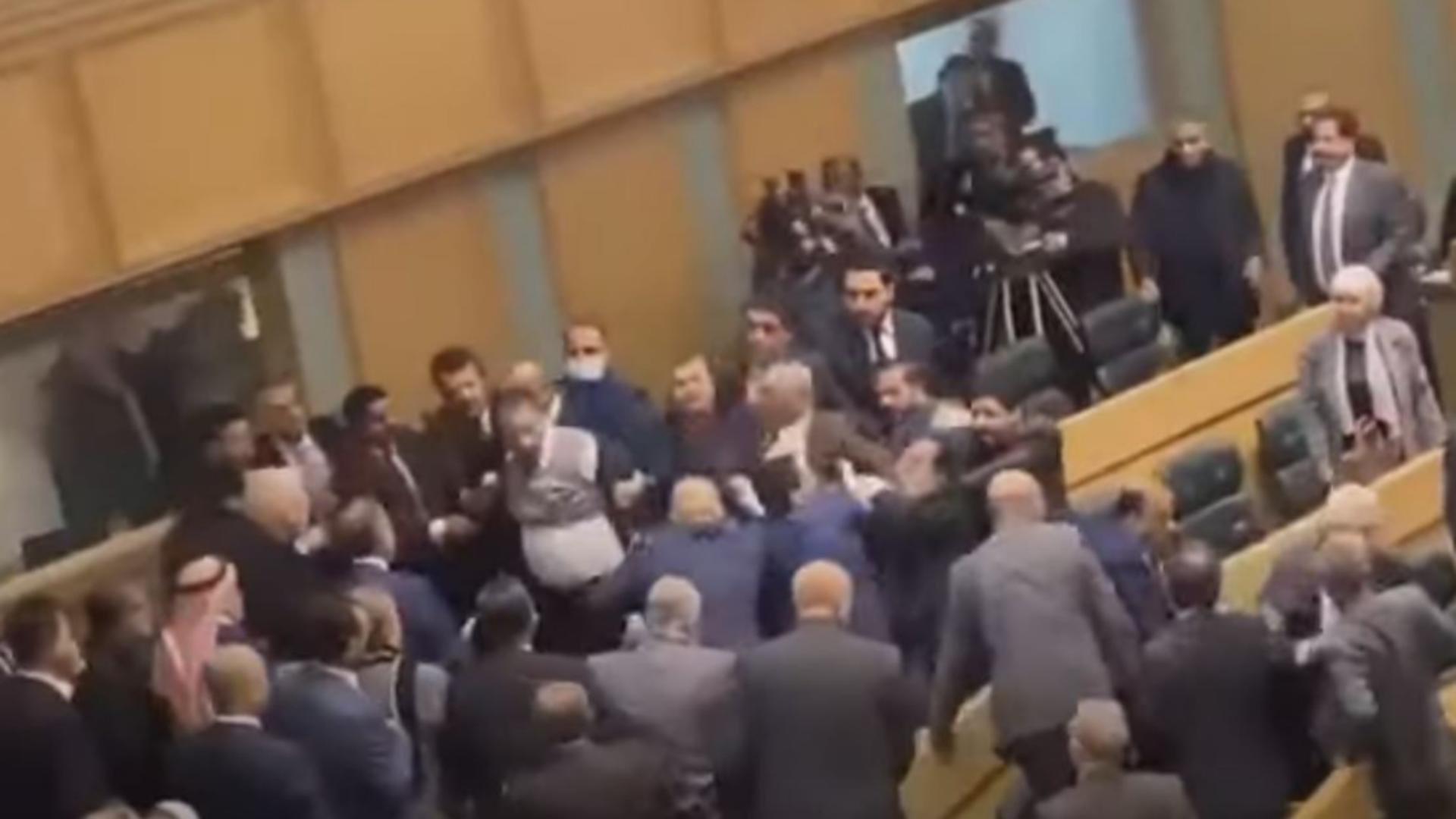 Parlamentarii iordanieni și-au împărțit pumni