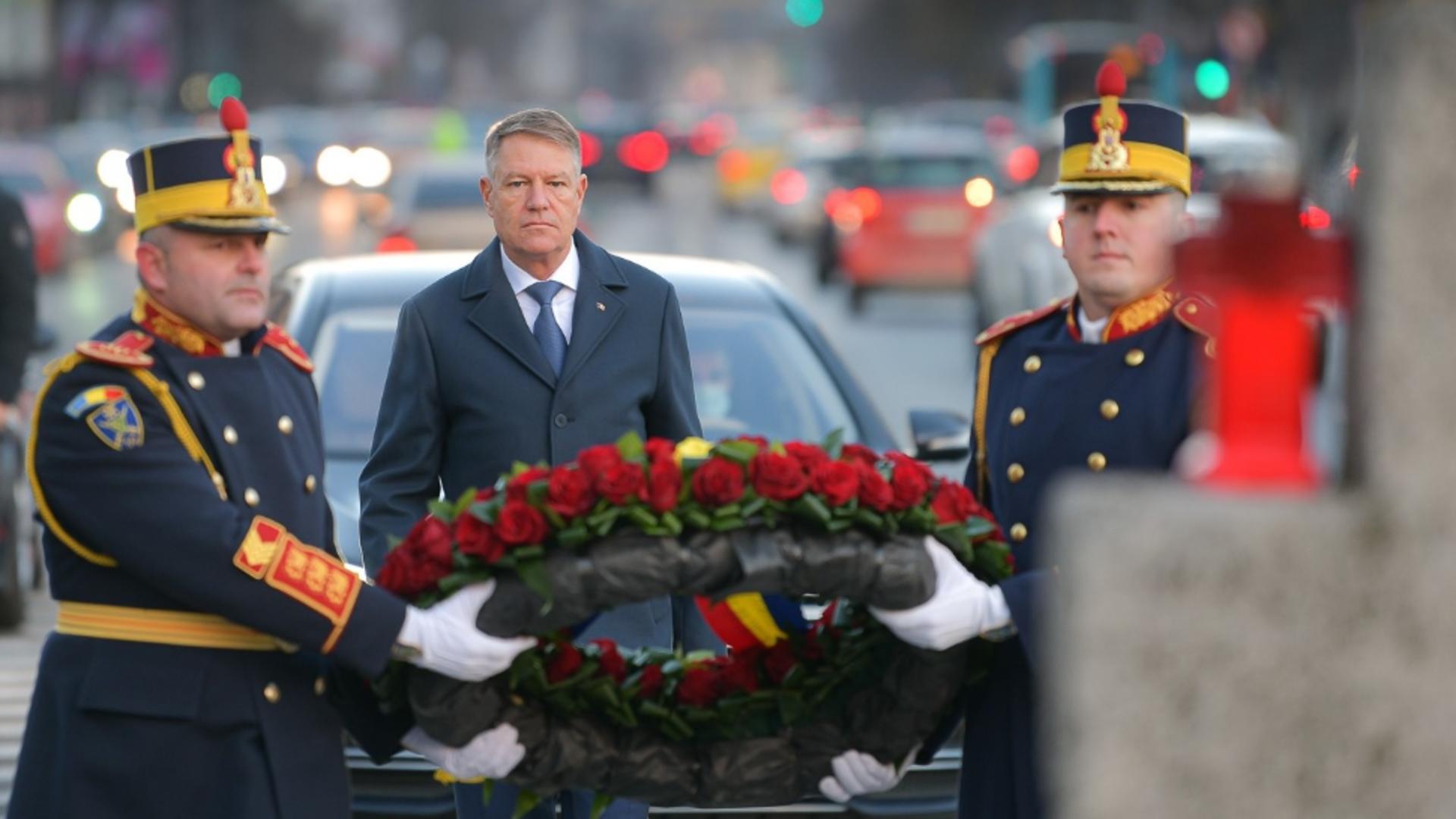 Klaus Iohannis depune flori în memoria victimelor Revoluției