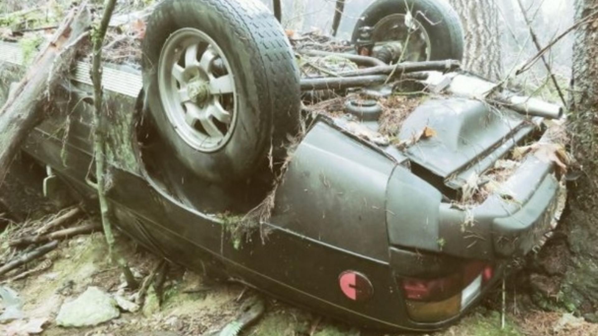 O mașină dispărută în urmă cu 27 de ani, găsită în pădure, înfiptă într-un pom