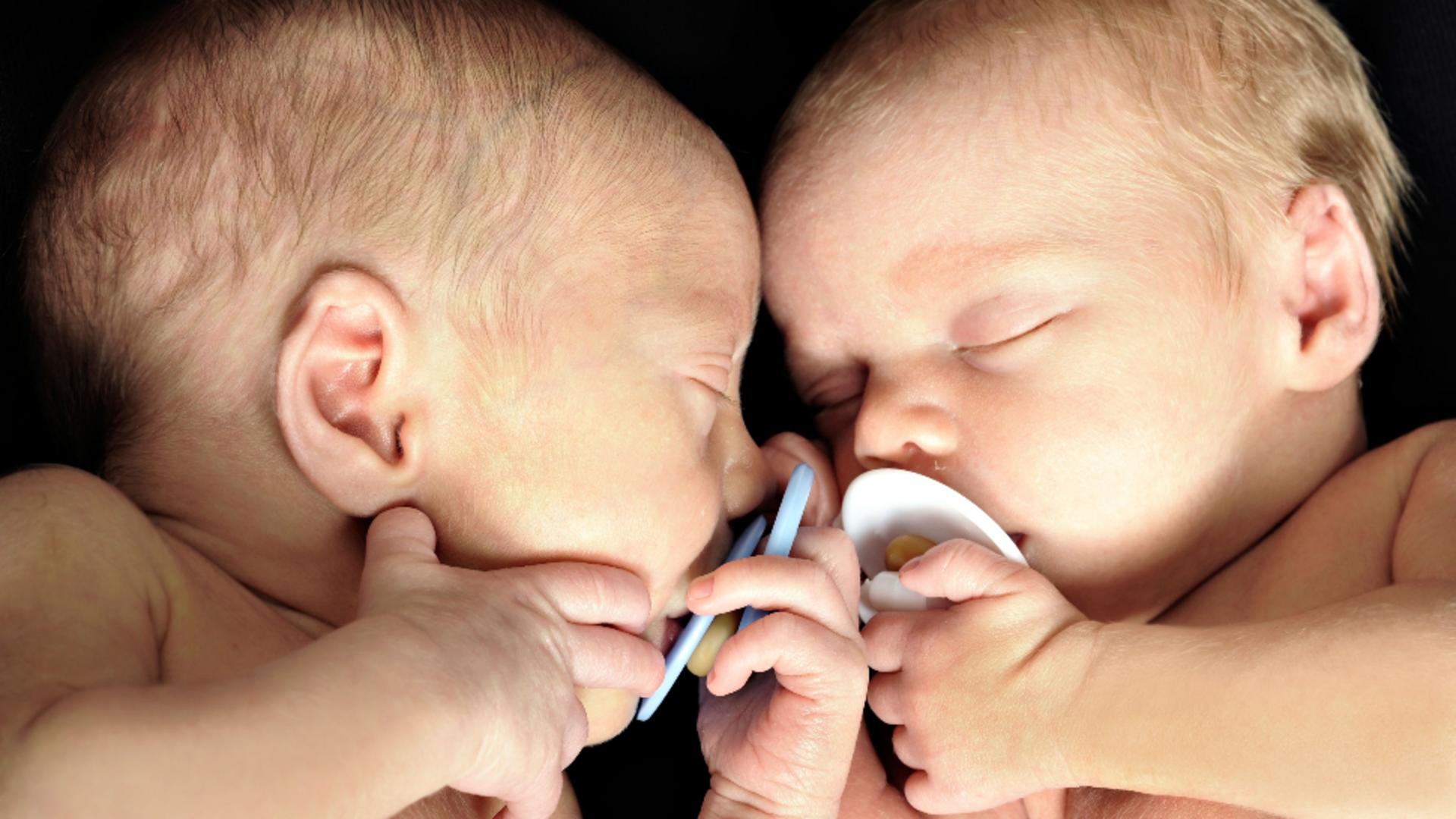Gemeni născuți în utere diferite. Foto/Profimedia