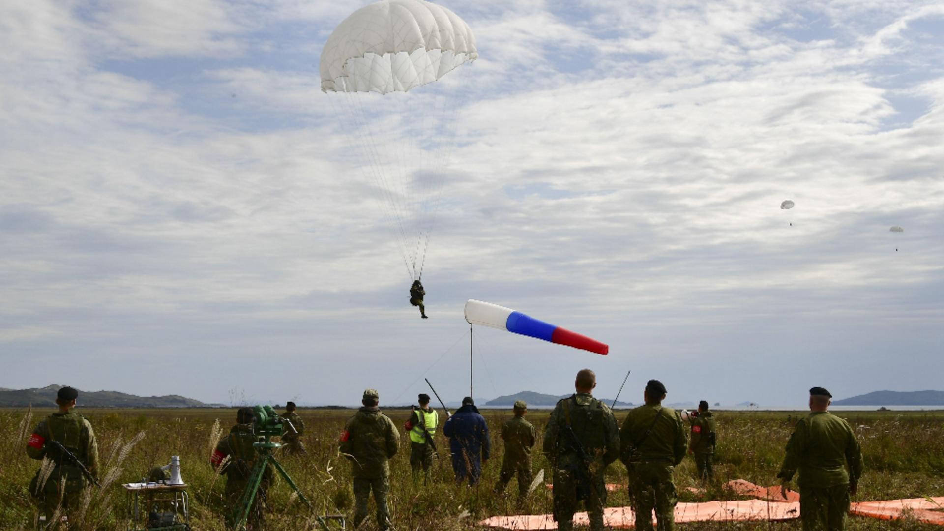 Parașutiștii ruși fac antrenamente la granița cu Ucraina. Foto/Profimedia