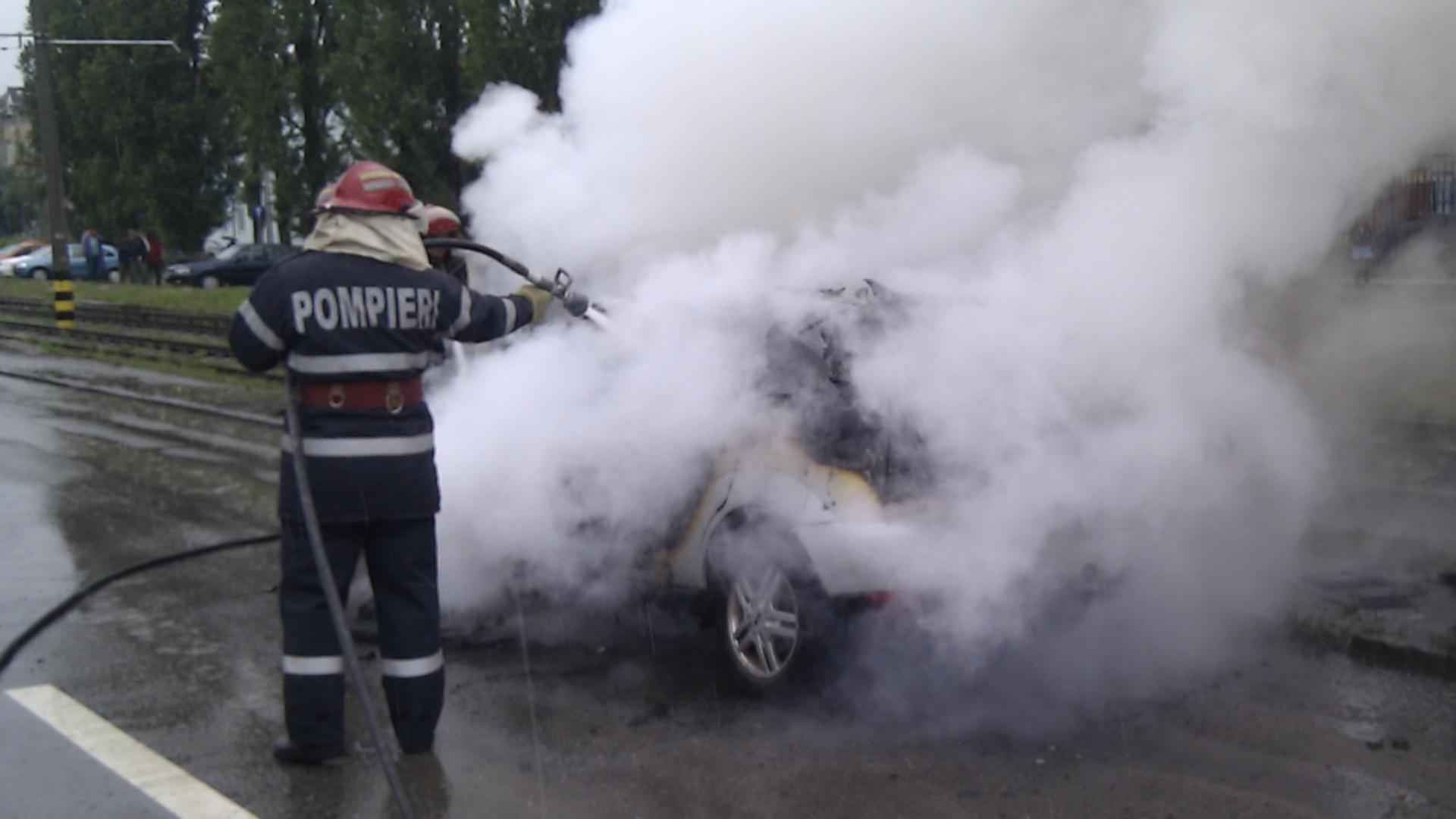 Intervenţia pompierilor după ce o maşină a luat foc
