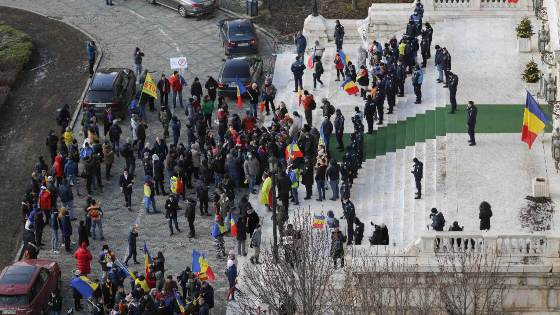 Protestatarii, pe treptele Palatului PArlamentului. Foto/Inquam Photos.