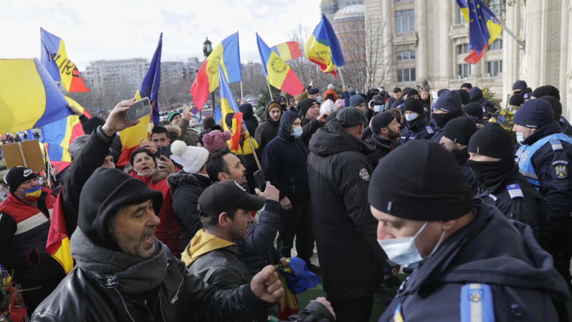Protestatari pe treptele Palatului Parlamentului. Foto/Inquam Photos/Octav Ganea
