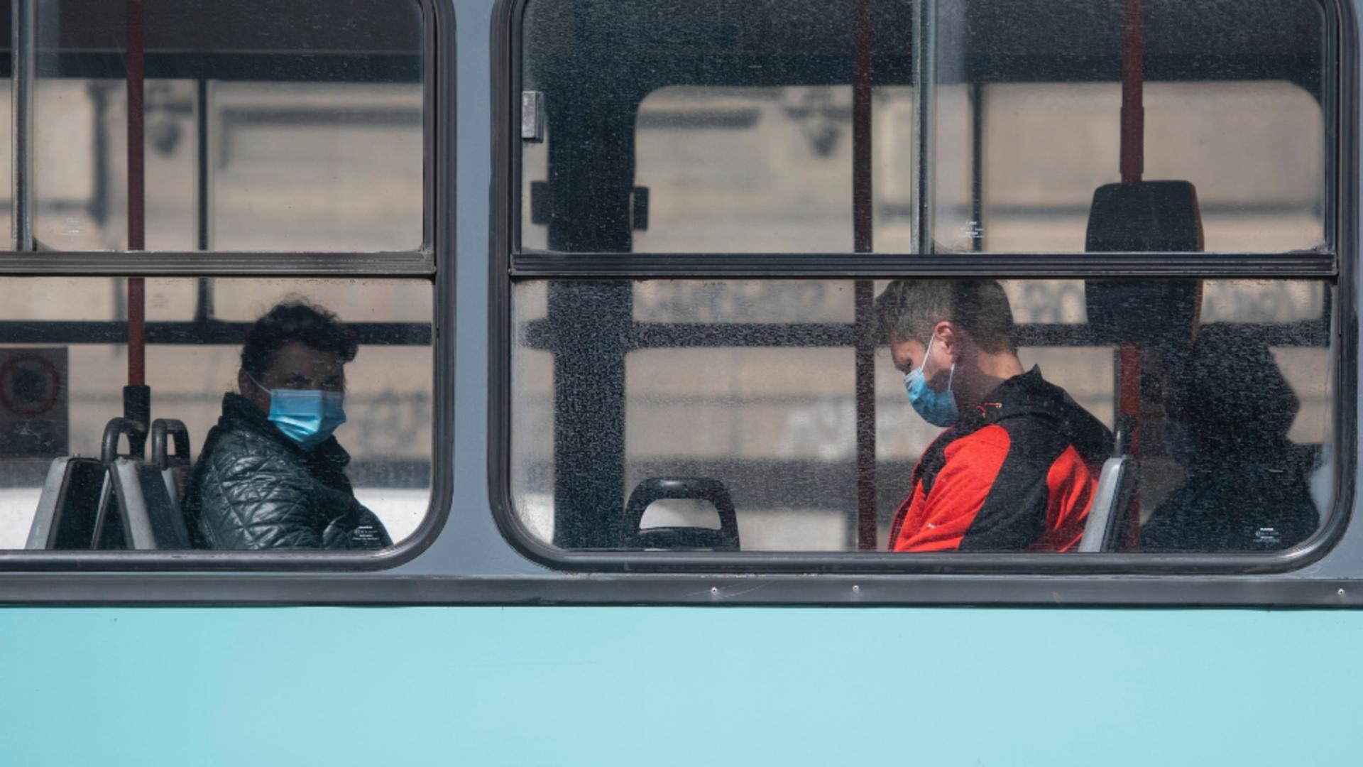 Oameni în autobuz, în Capitală / Profimedia