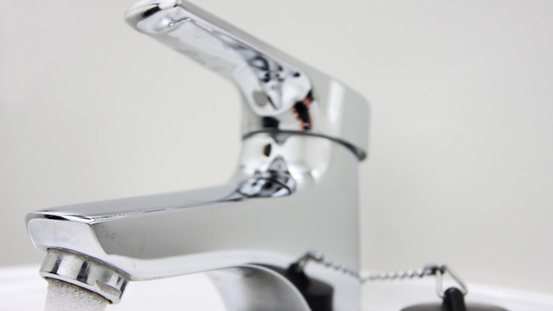 Cum sa cureti rugina de pe un robinet cromat. Foto/Profimedia