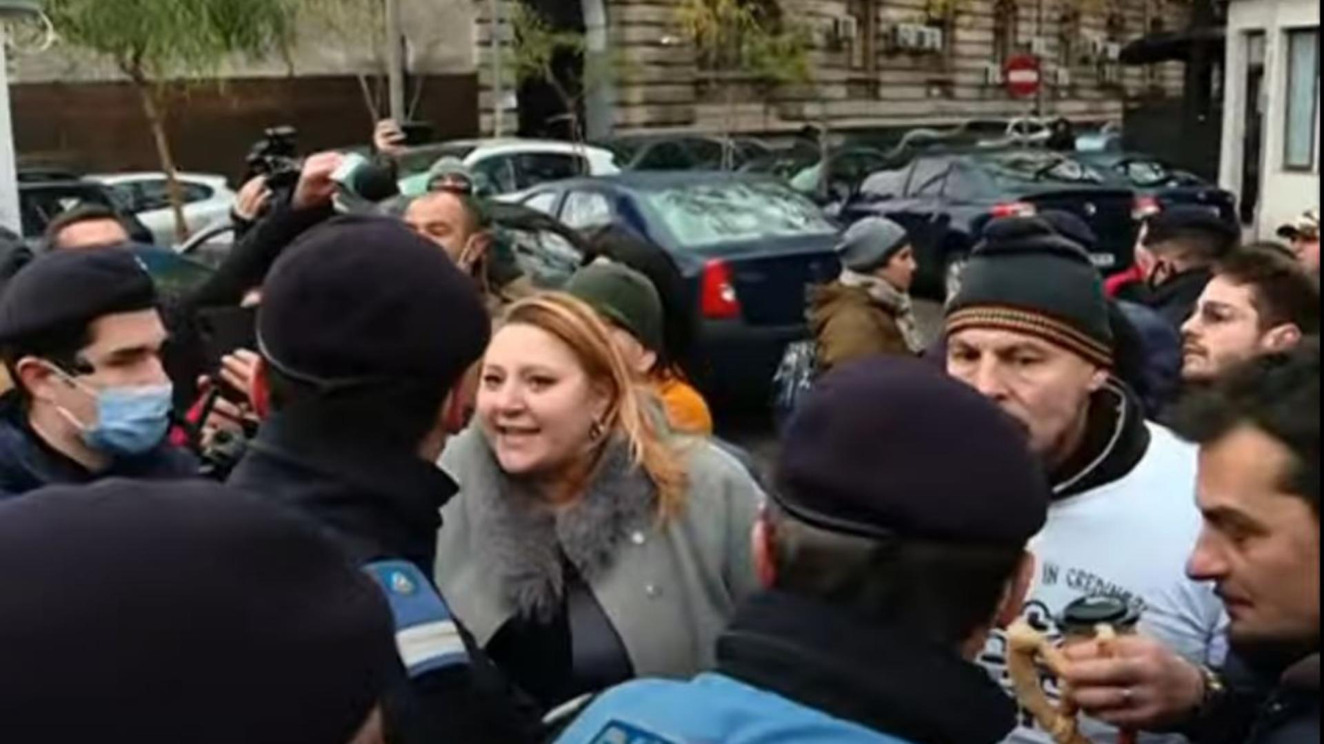 Susținătorii lui Șoșoacă, amendați de jadarmerie. Captură video