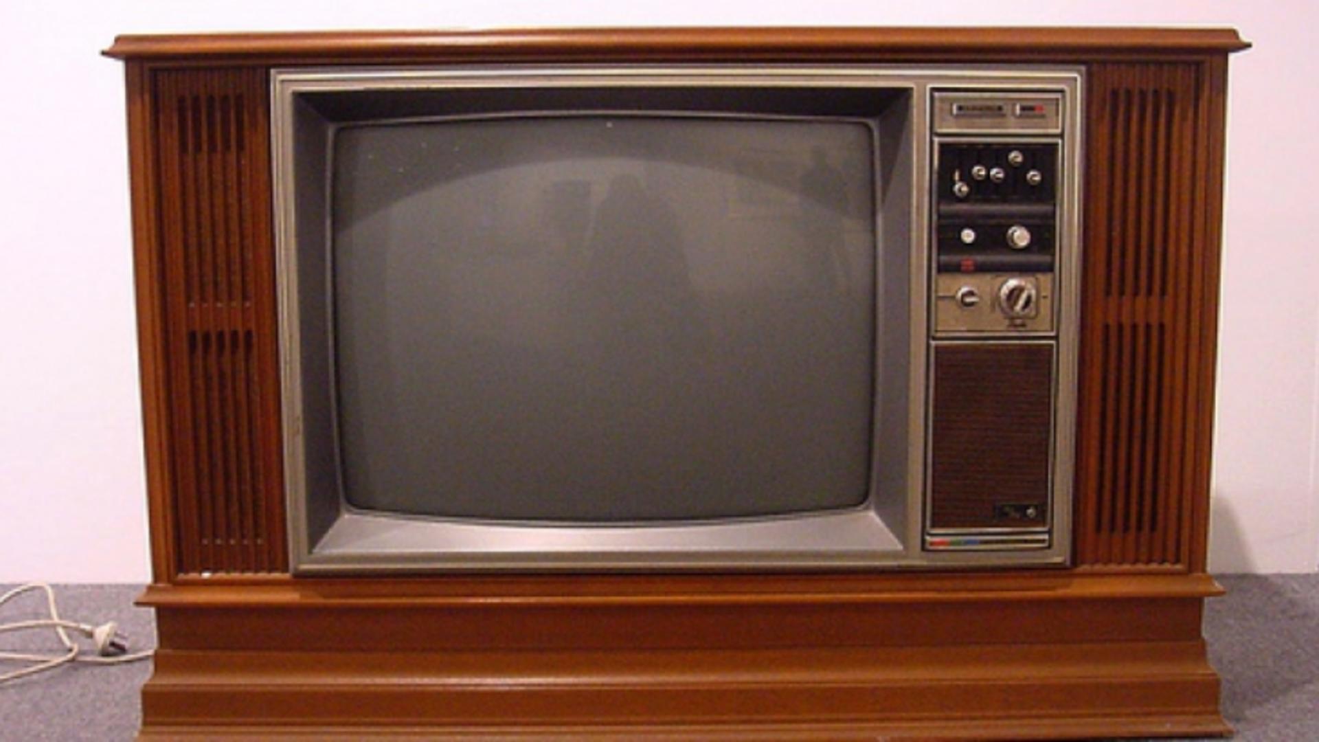 Au început să desfacă un televizor vechi, când au descoperit comoara
