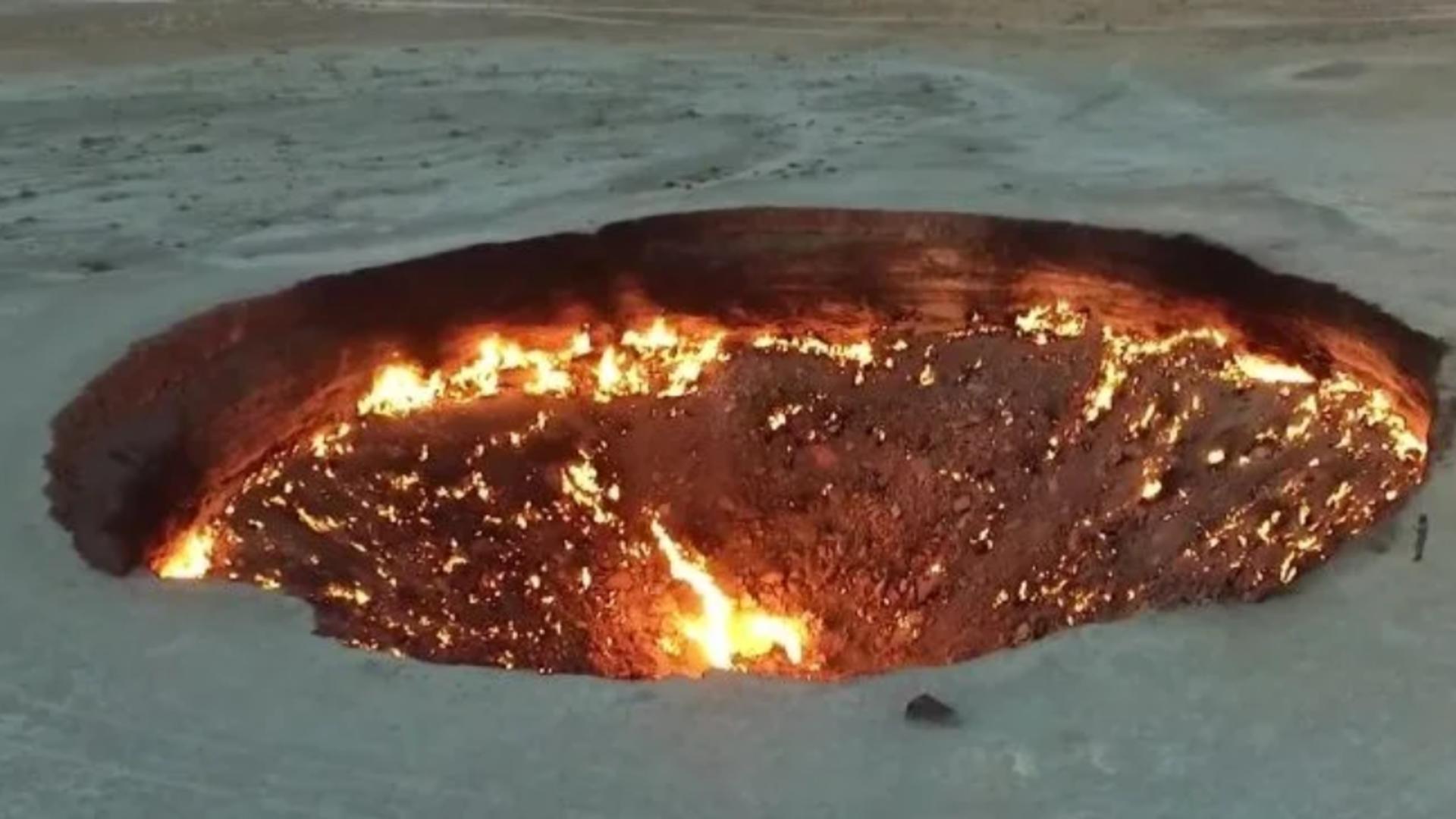 Craterul uriaș de foc FOTO: Profimedia