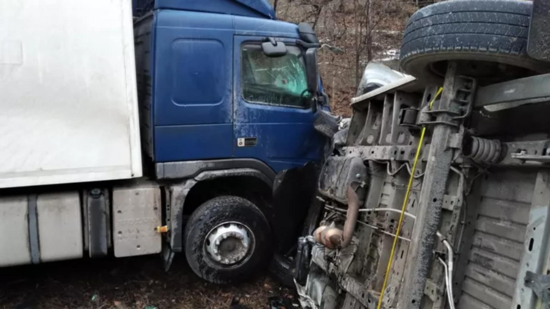 FOTO Accident grav în județul Bacău, 5 persoane rănite. Trafic blocat zeci de minute