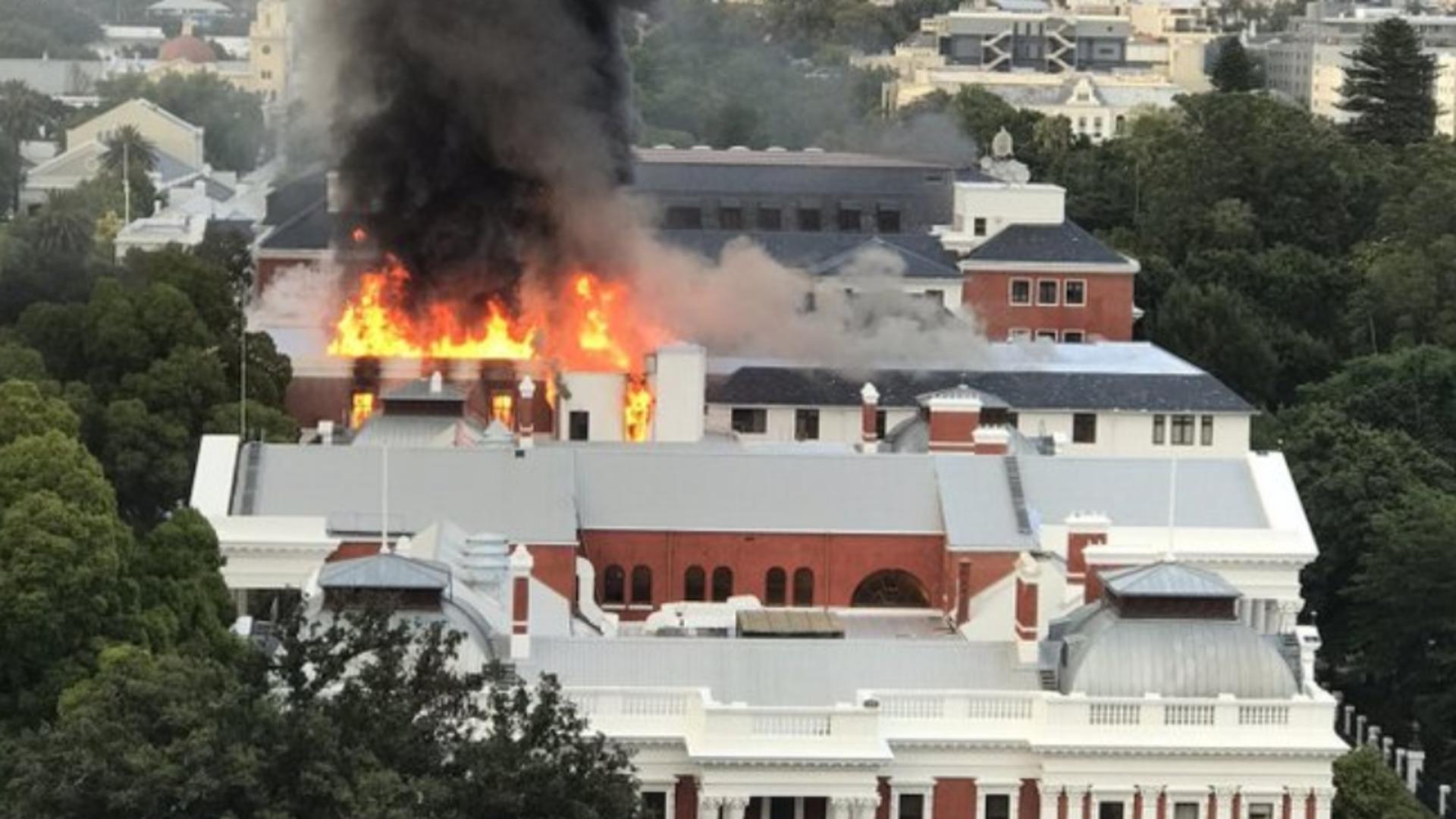 Parlamentul Africii de Sud, din nou în FLĂCĂRI - Cum a reizbucnit incendiul 