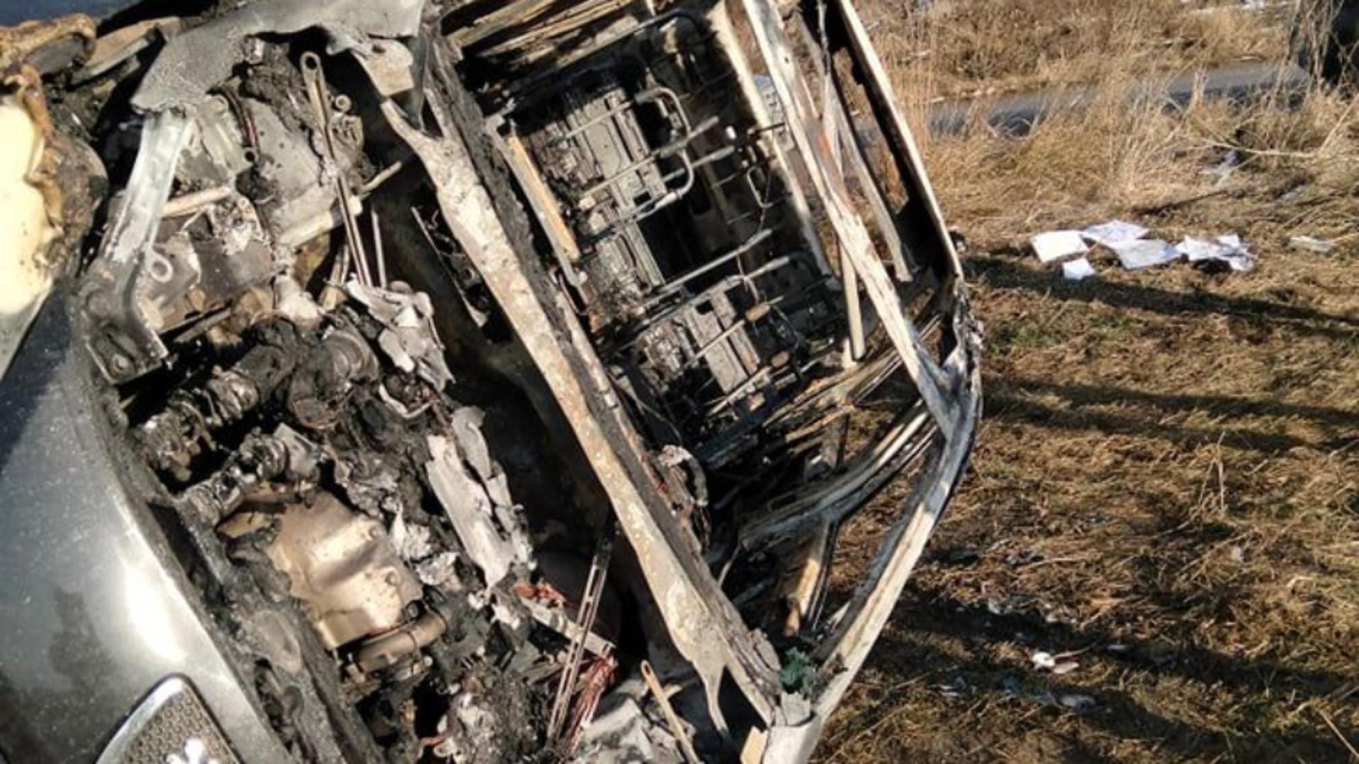 Masina incendiata FOTO:Vremeanoua.ro