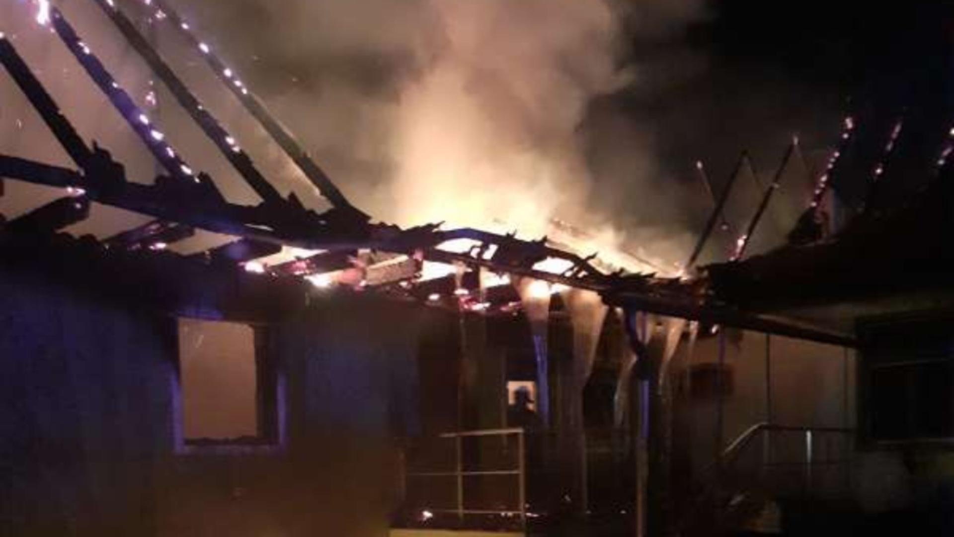 O persoană a ars de vie, după ce casa sa a fost mistuită de flăcări