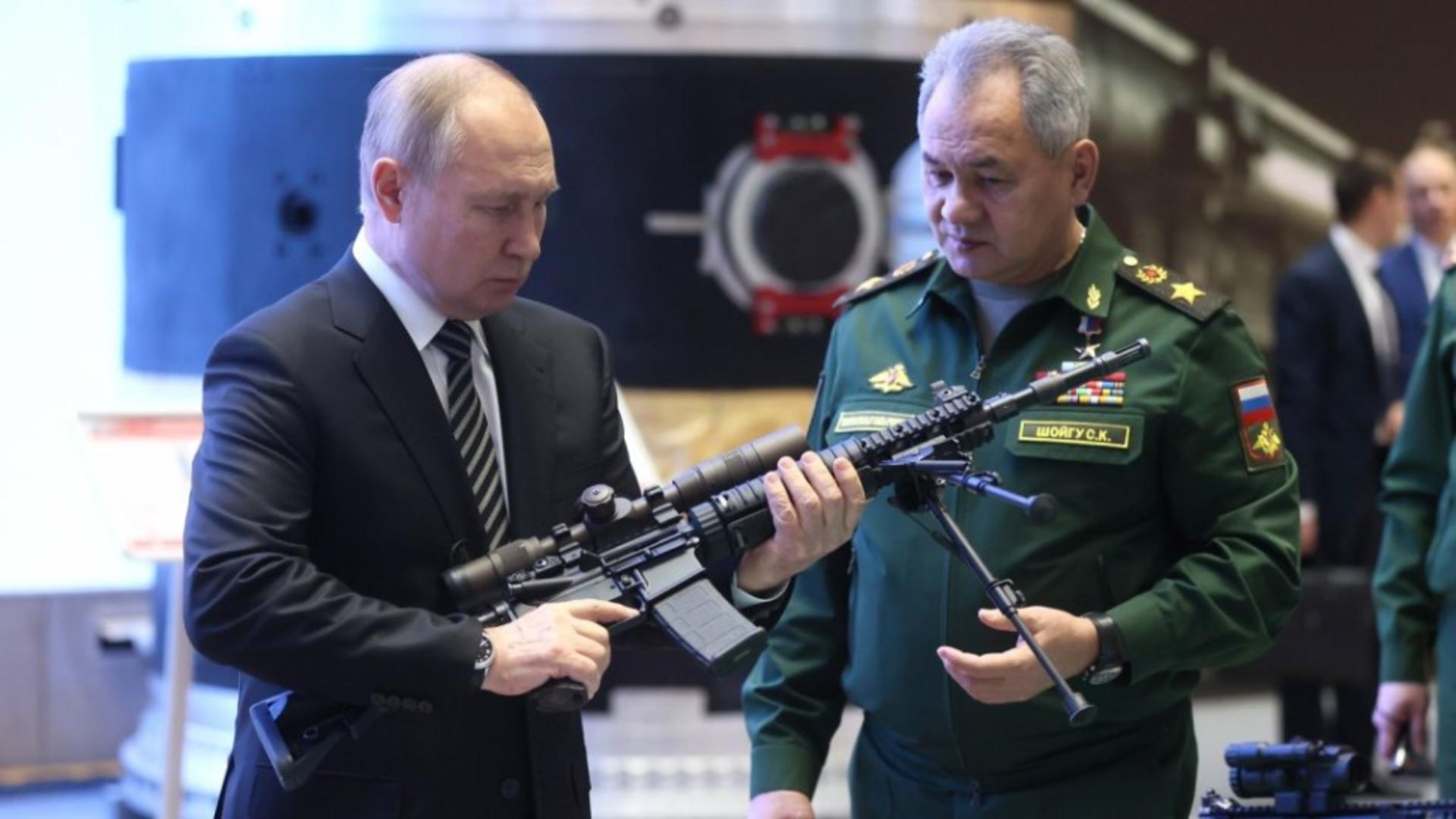 Președintele Vladimir Putin și min. Apărării, Serghei Șoigu (foto: Kremlin)