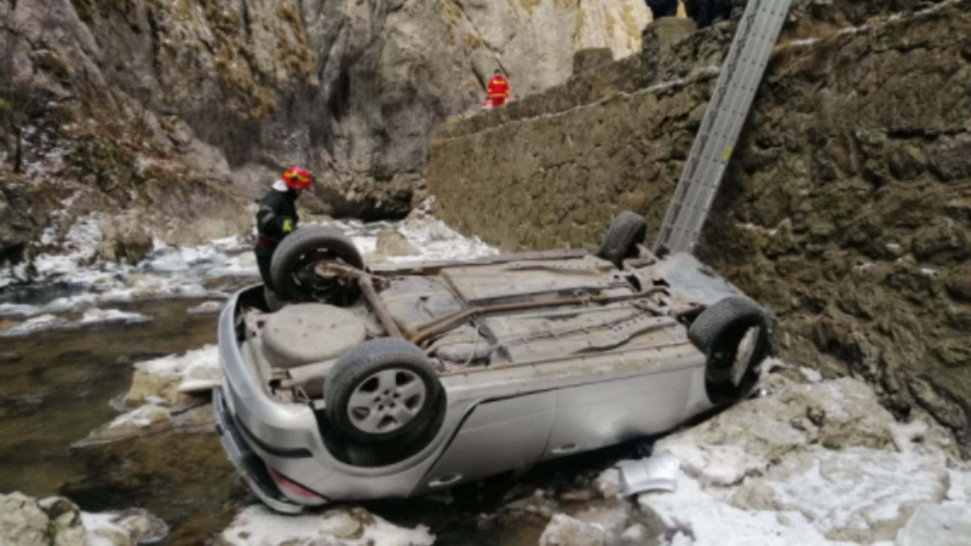 Mașină căzută în râu / Captură foto Știri-Neamt.ro