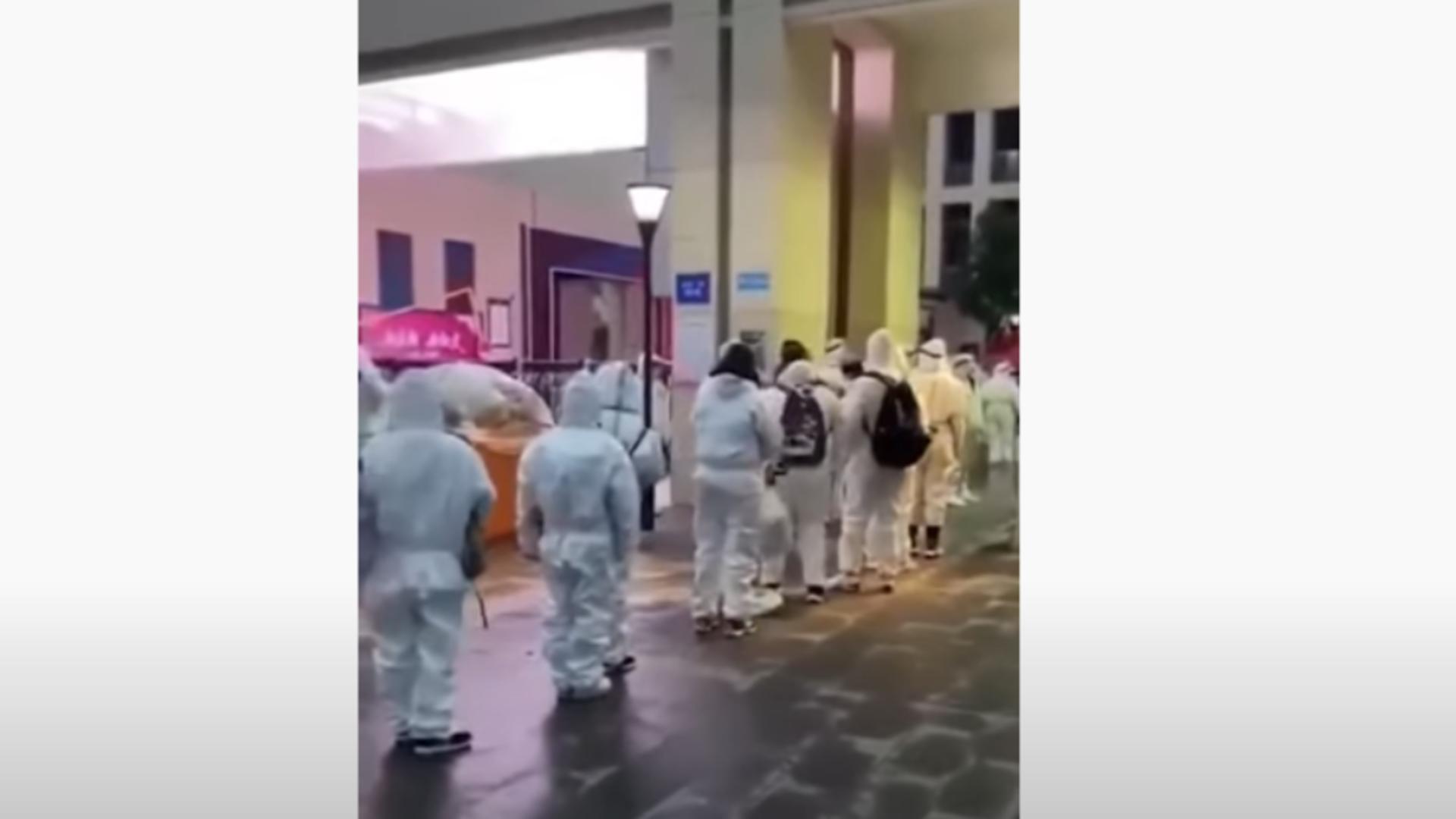 Elevi în costume speciale de protecție, în China/ Captură video Youtube