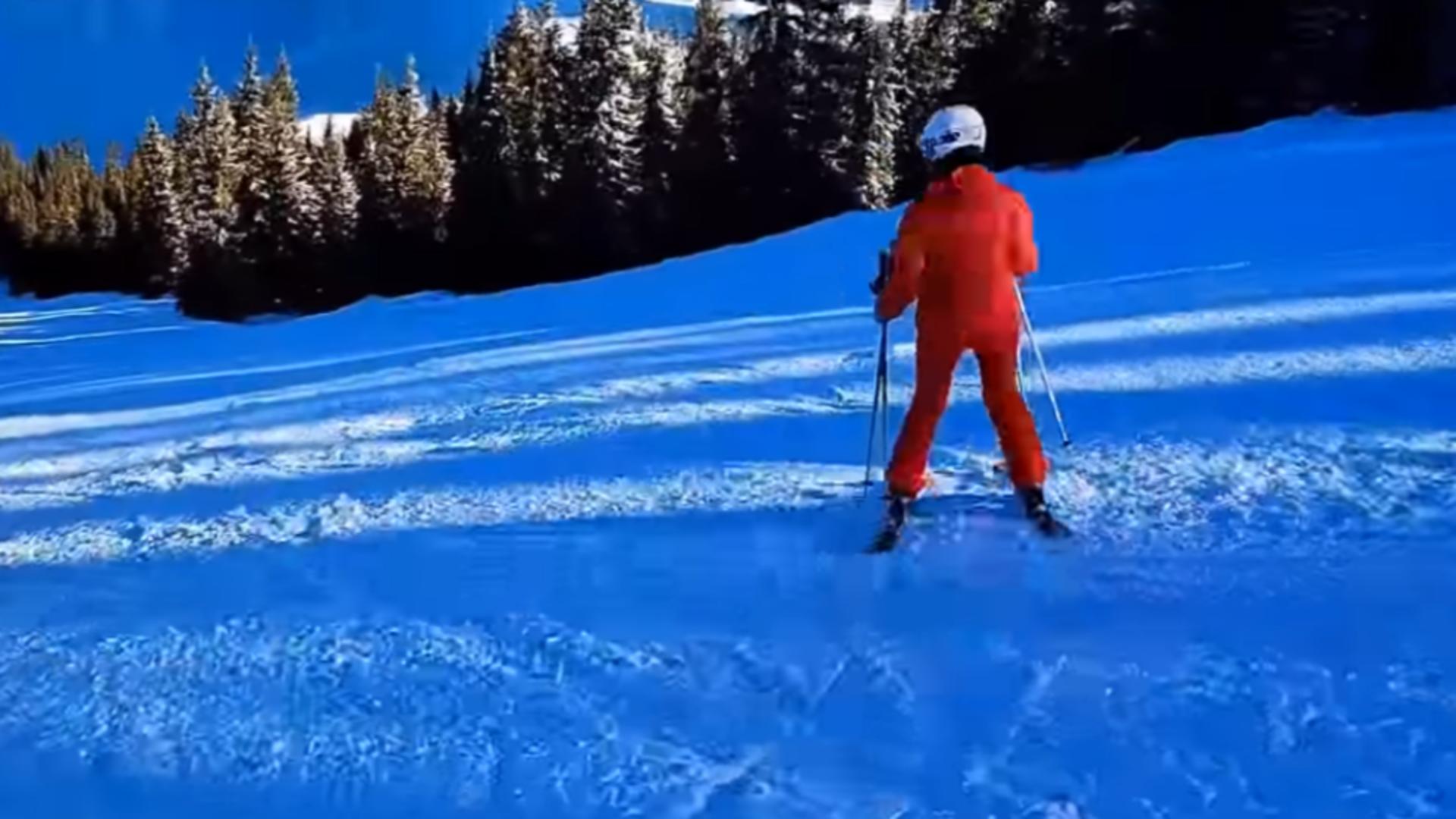 Femeie, pe pârtie, înaintea de a fi lovita de schior / Captură video Facebook Ski Resort Transalpina
