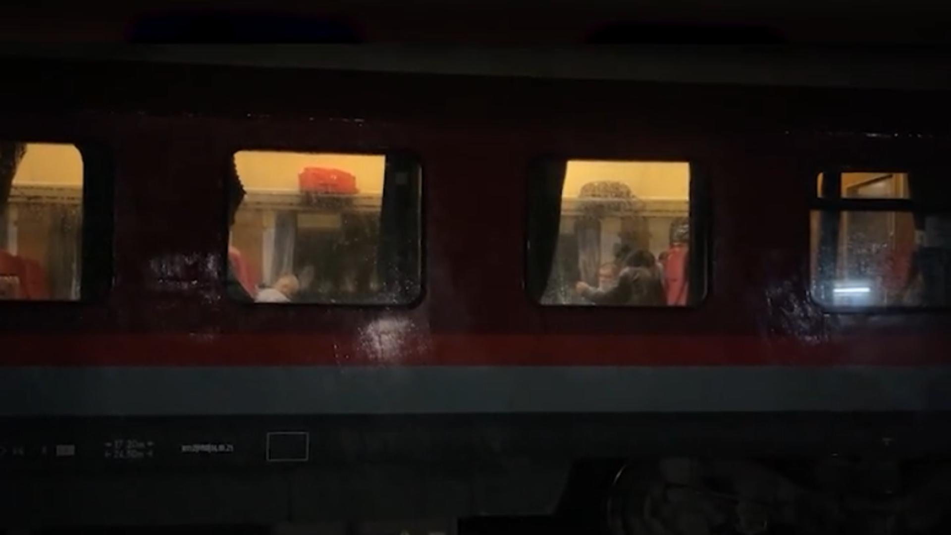 Oameni blocați în tren, pe câmp / Captură video